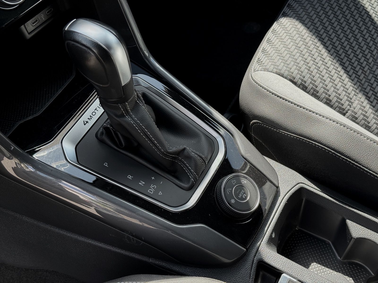Volkswagen T-Roc TSI DSG 4M R-LINE - Samsaru's Car Outlet