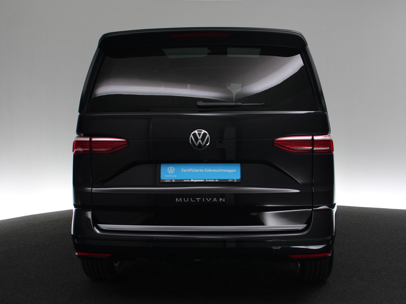 Volkswagen T7 Multivan 2.0 TDI Style - Samsaru's Car Outlet