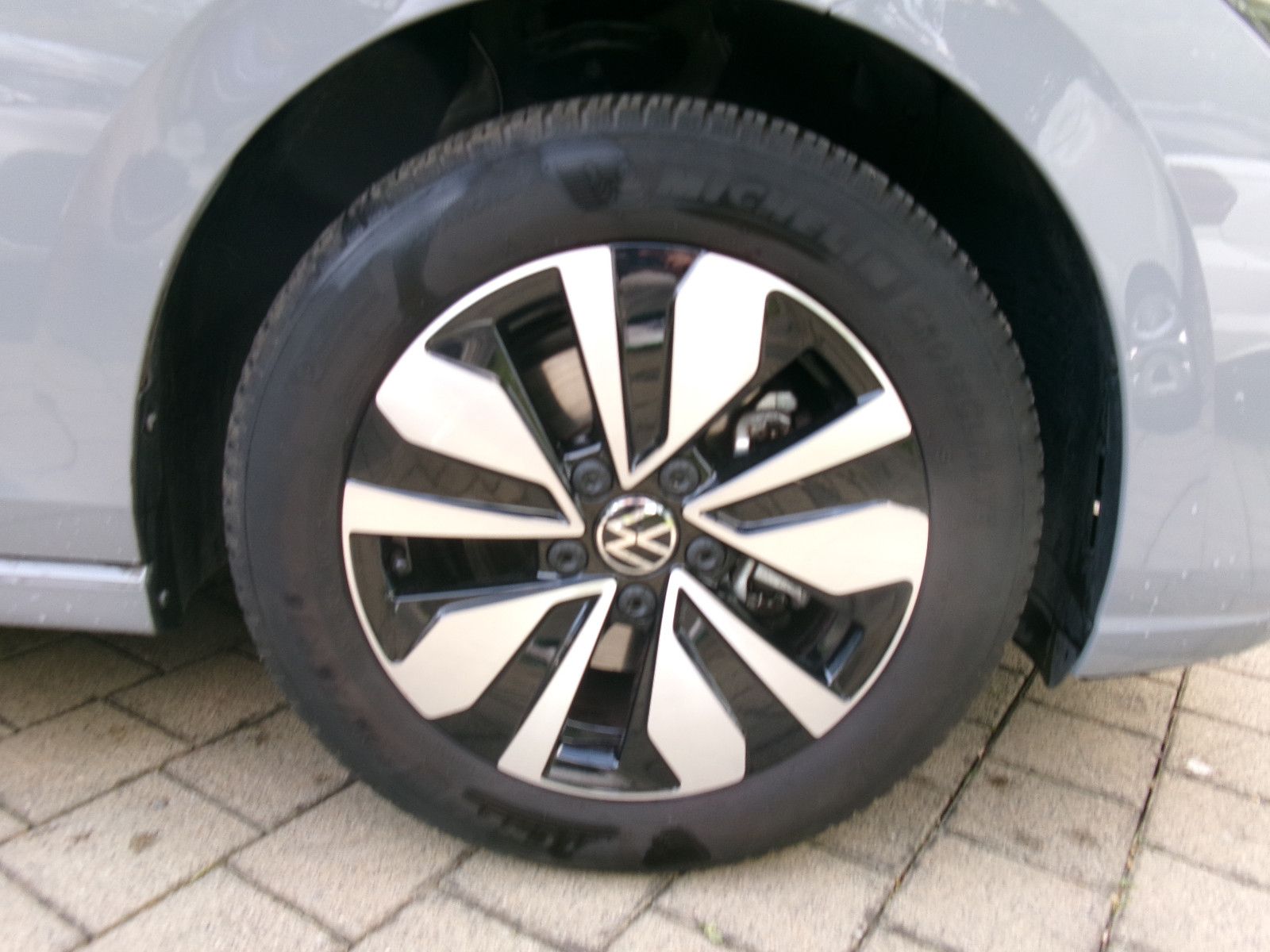 Volkswagen Golf VIII 1.0 eTSI Move - Samsaru's Car Outlet