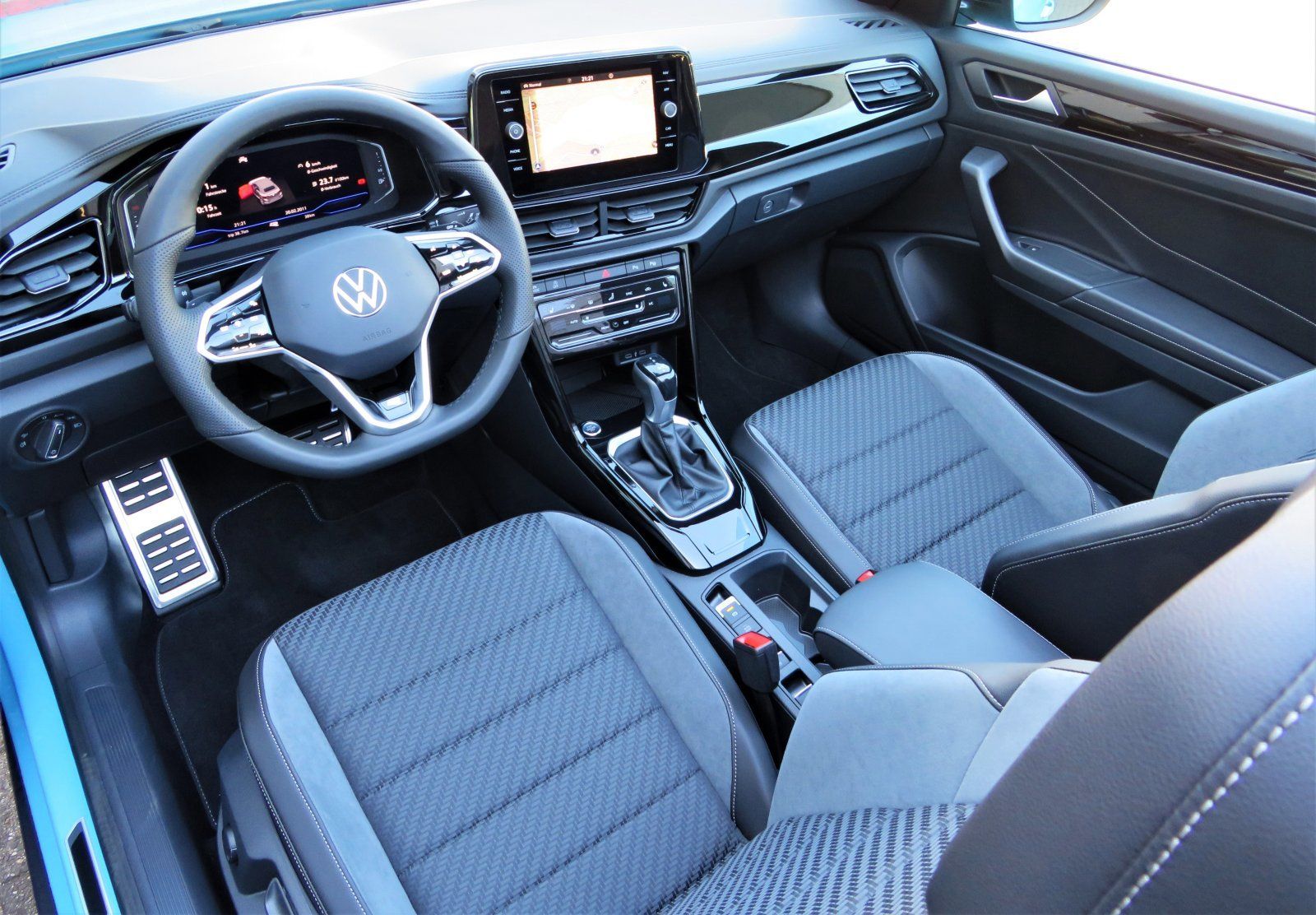 Volkswagen T-Roc 1.5 TSI DSG R-Line - Samsaru's Car Outlet