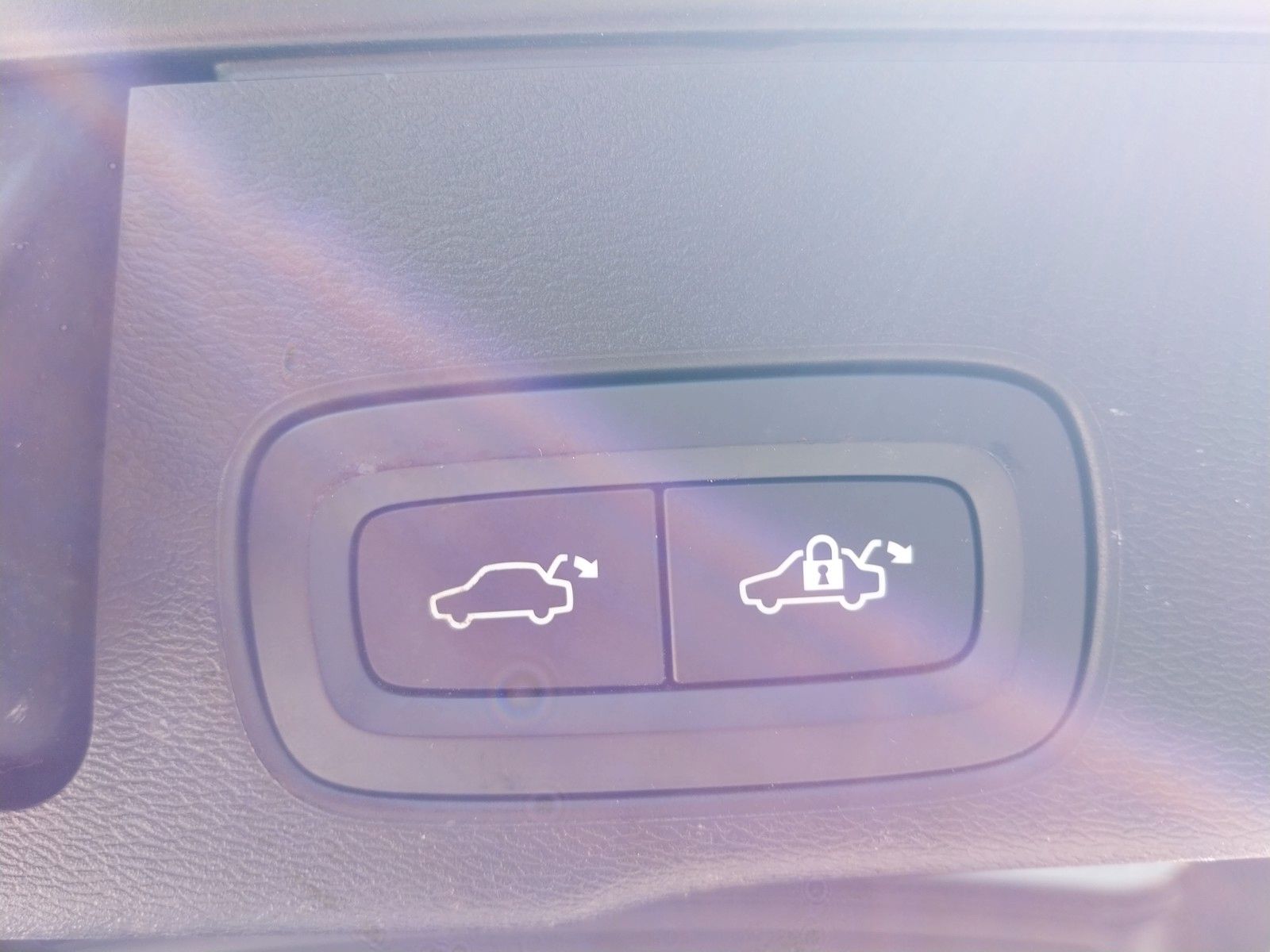 Volvo XC60 Ultimate Dark Recharge Plug-In Hybrid AWD - Samsaru's Car Outlet
