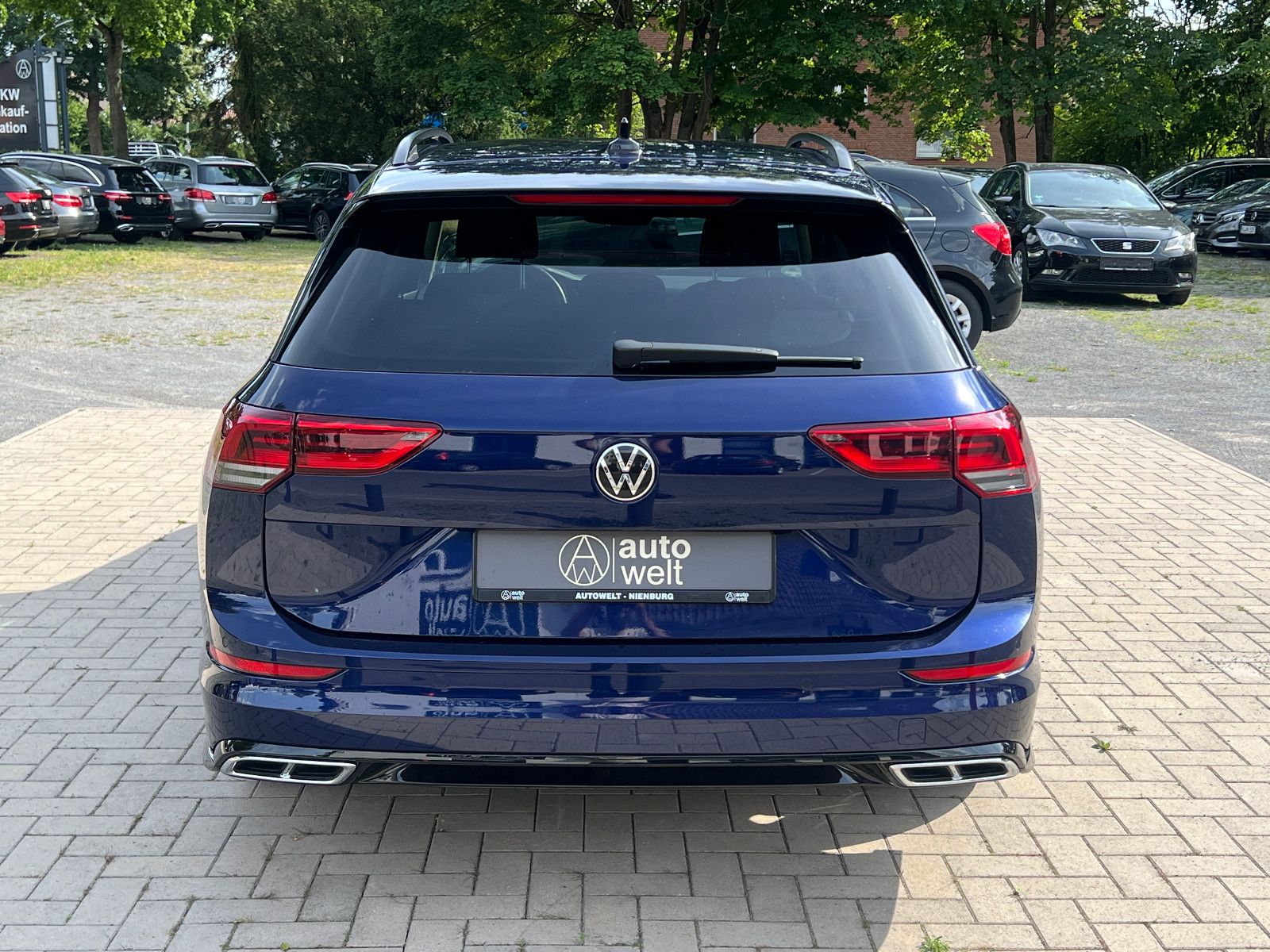 Volkswagen Golf VIII R-Line - Samsaru's Car Outlet