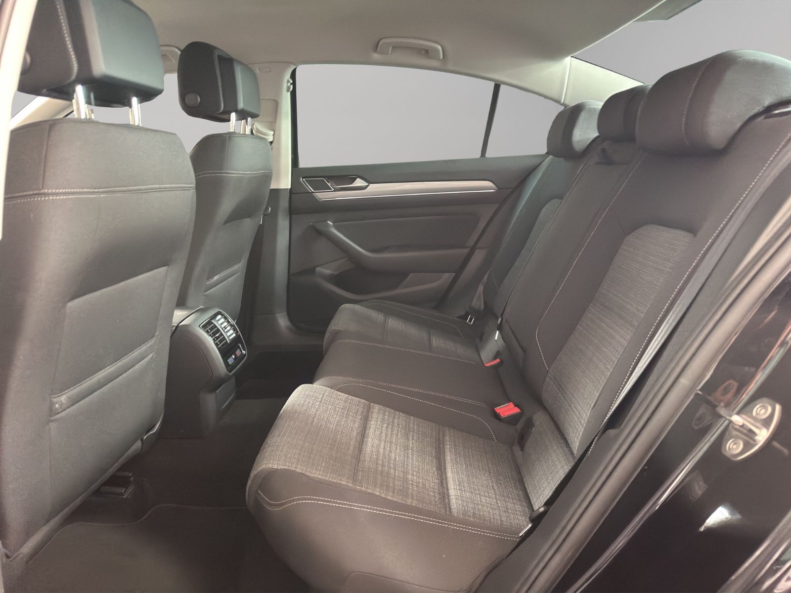 Volkswagen Passat Lim. Business - Samsaru's Car Outlet