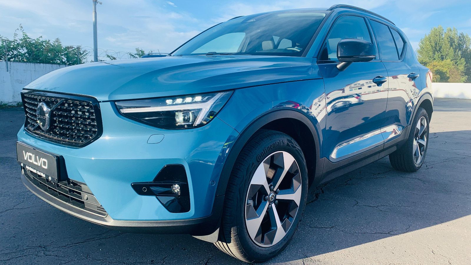 Volvo XC40 B3 Plus Dark AHK Pano ACC Pilot Navi 360°