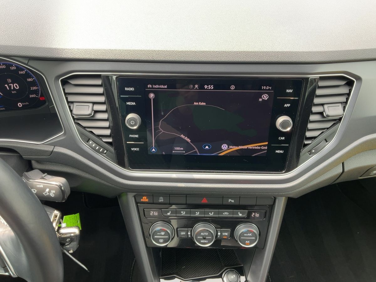 Volkswagen T-Roc 1.5 TSI R-LINE - Samsaru's Car Outlet