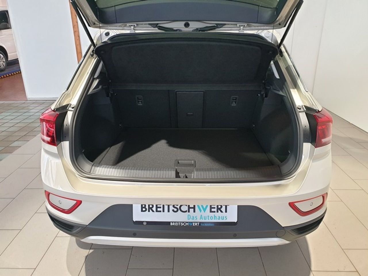 Volkswagen T-Roc 1.5 TSI Move DSG - Samsaru's Car Outlet