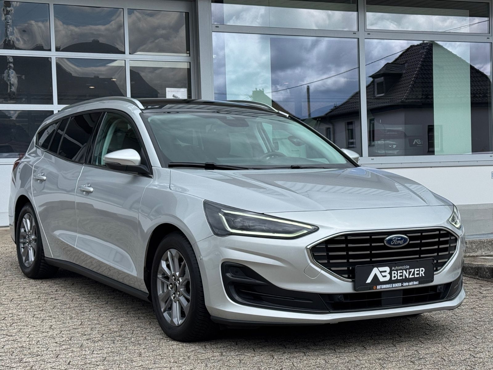 Ford Focus Turnier Titanium/PANO/AHK/R-Cam/CarPlay/1H