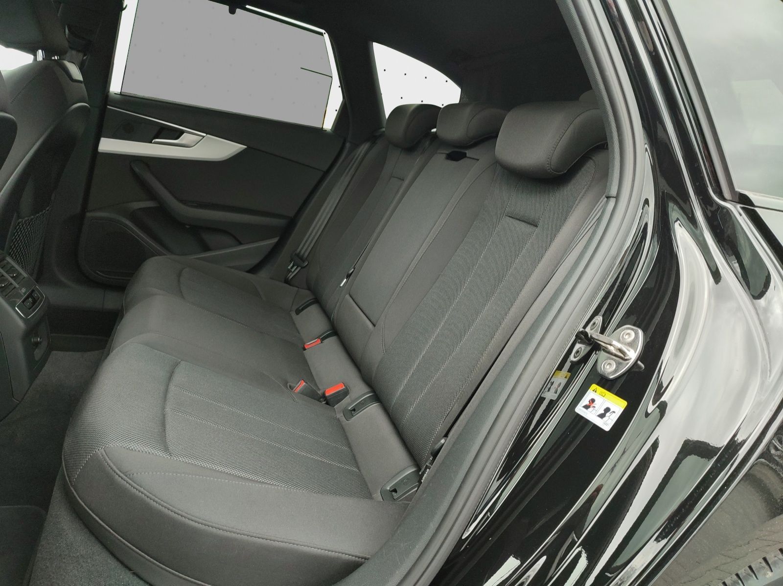 Audi A4 Avant Advanced 40 TFSI - Samsaru's Car Outlet