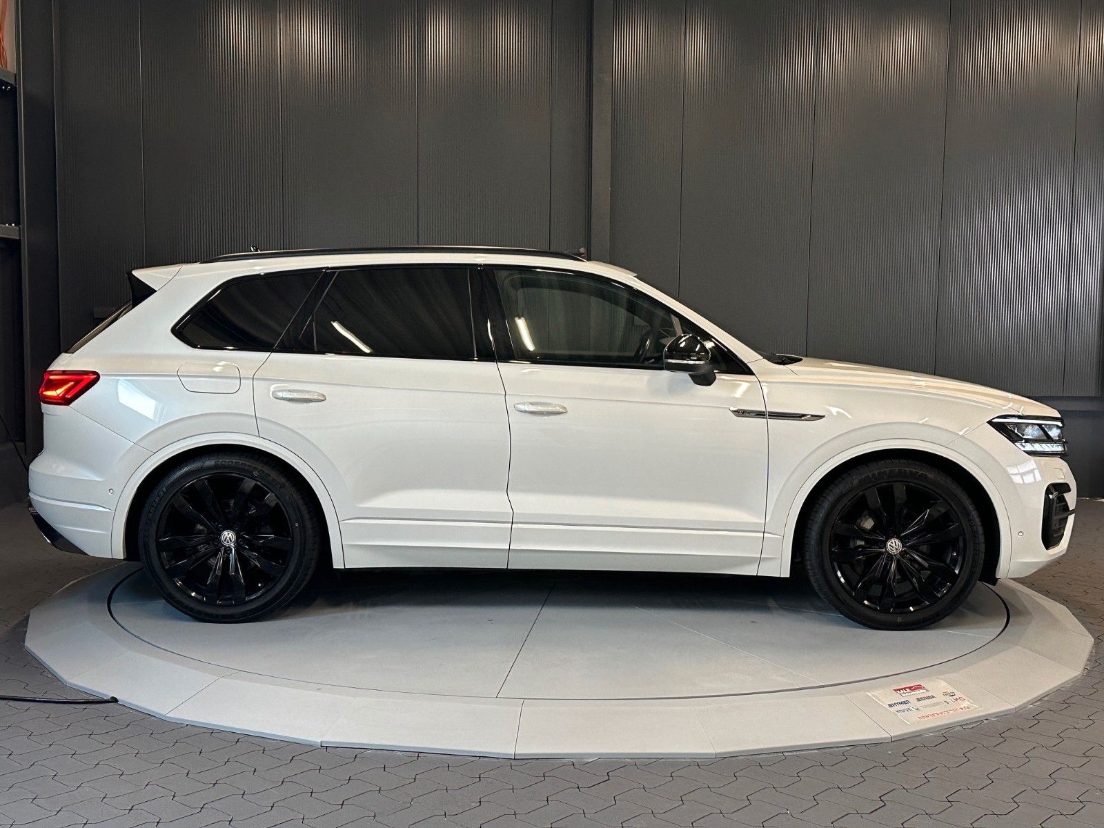 Volkswagen Touareg R-Line 4Motion Black - Samsaru's Car Outlet
