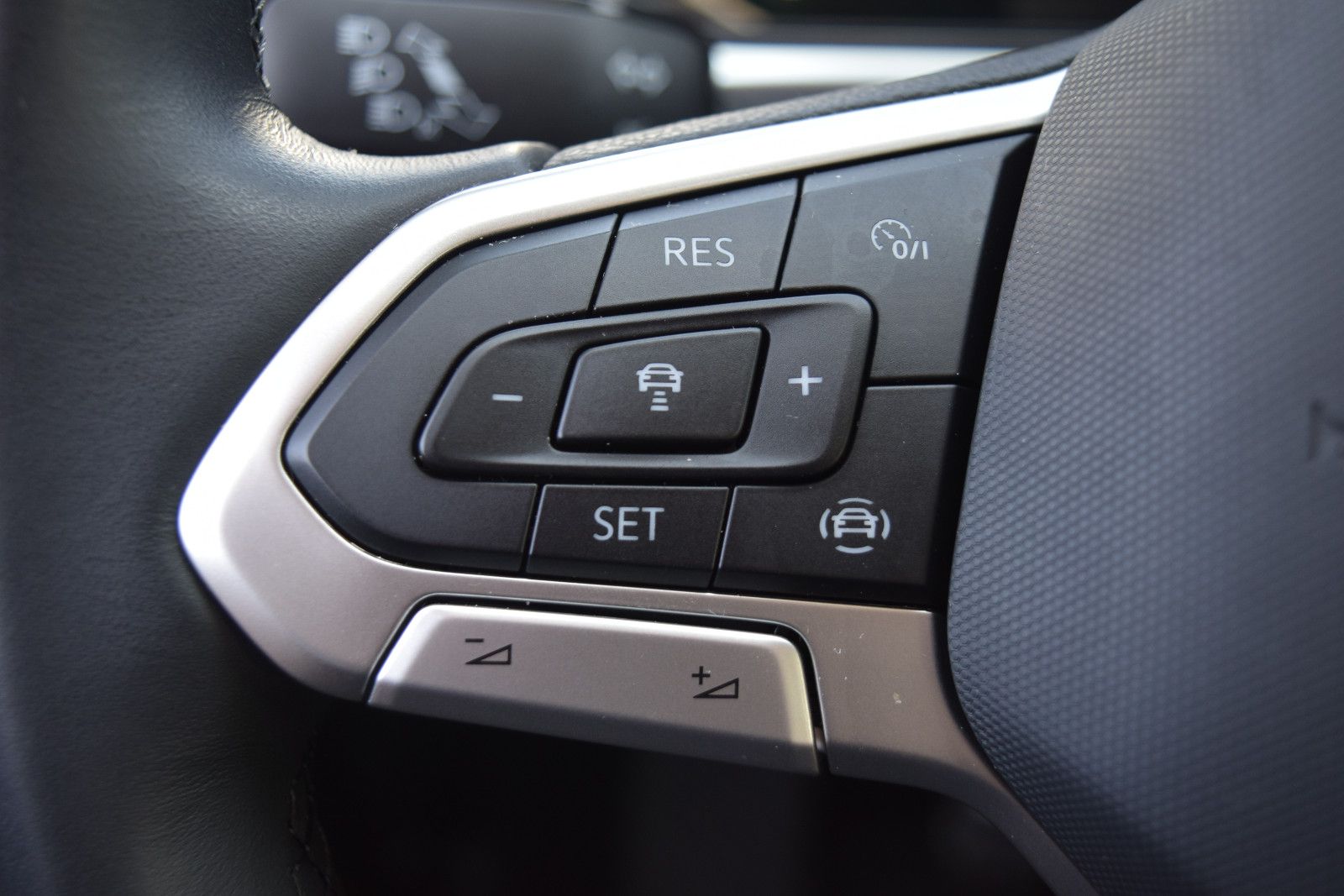 Volkswagen T-Roc Life - Samsaru's Car Outlet