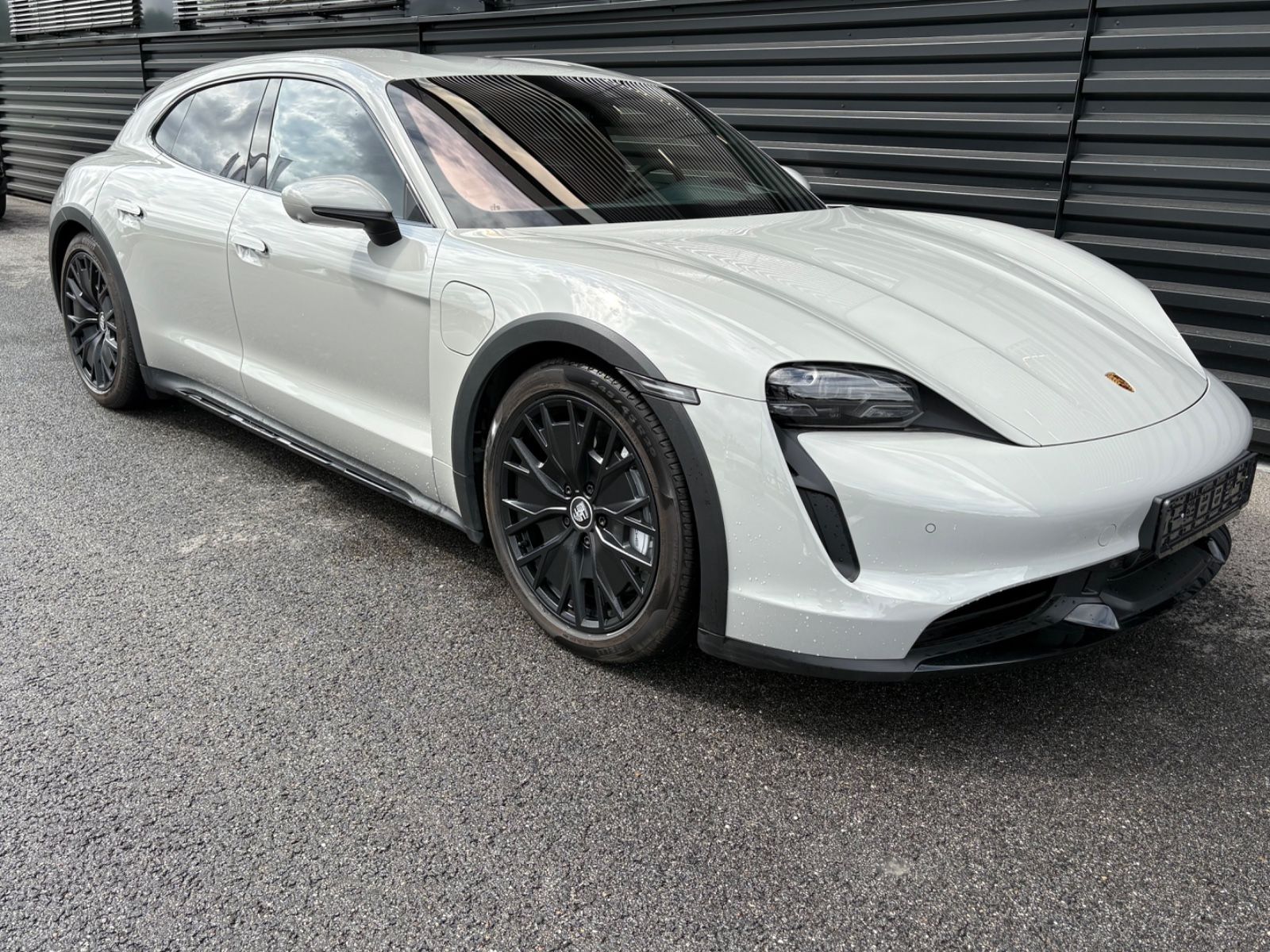 Porsche Taycan  Turbo  -Cross Turismo-1.HAND
