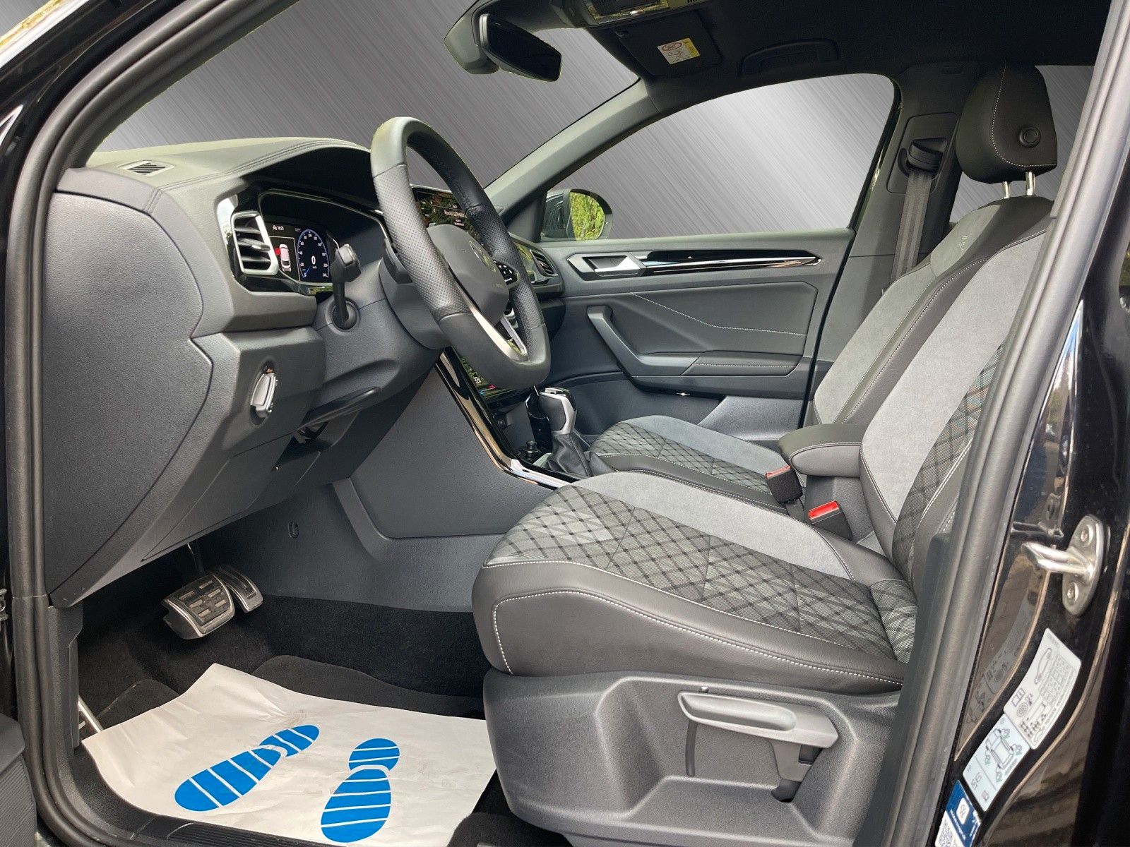 Volkswagen T-Roc R-Line Plus - Samsaru's Car Outlet