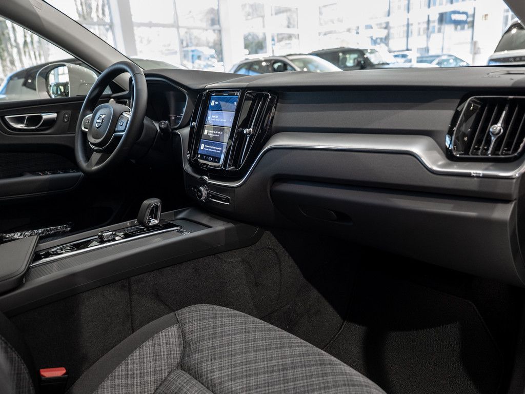 Volvo XC60 B5 AWD Essential NAVI W-LAN AHK LED FACEL.