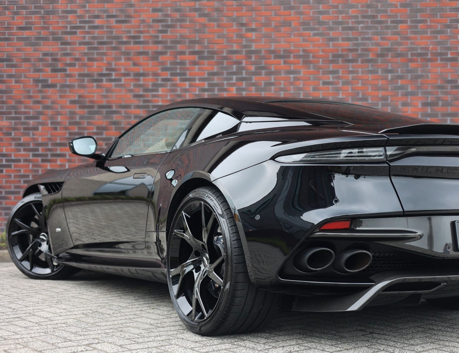 Aston Martin DBS Superleggera 5.2 V12 | B&O - Carbon