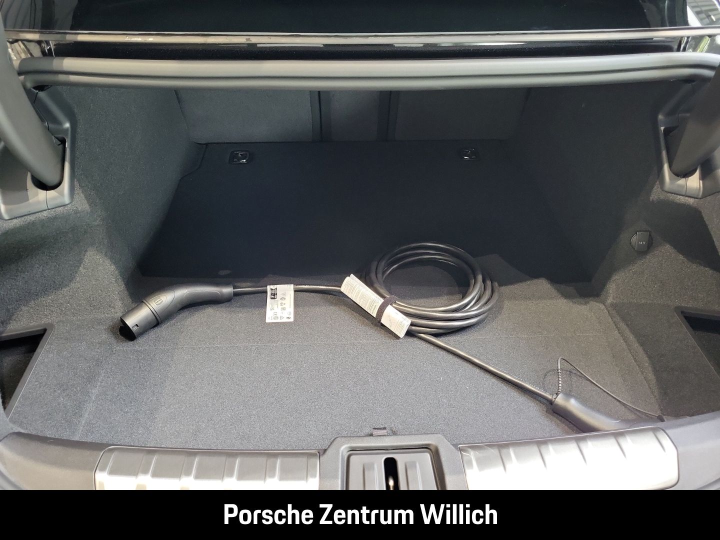 Porsche Taycan GTS HA-Lenkung Active-Ride Head-Up