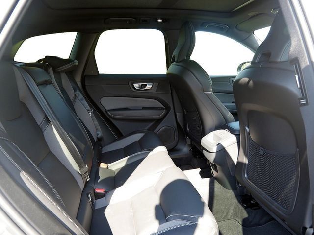 Volvo XC60 B4 Plus Dark SHZ H/K HGSD NAVI FACEL. LED
