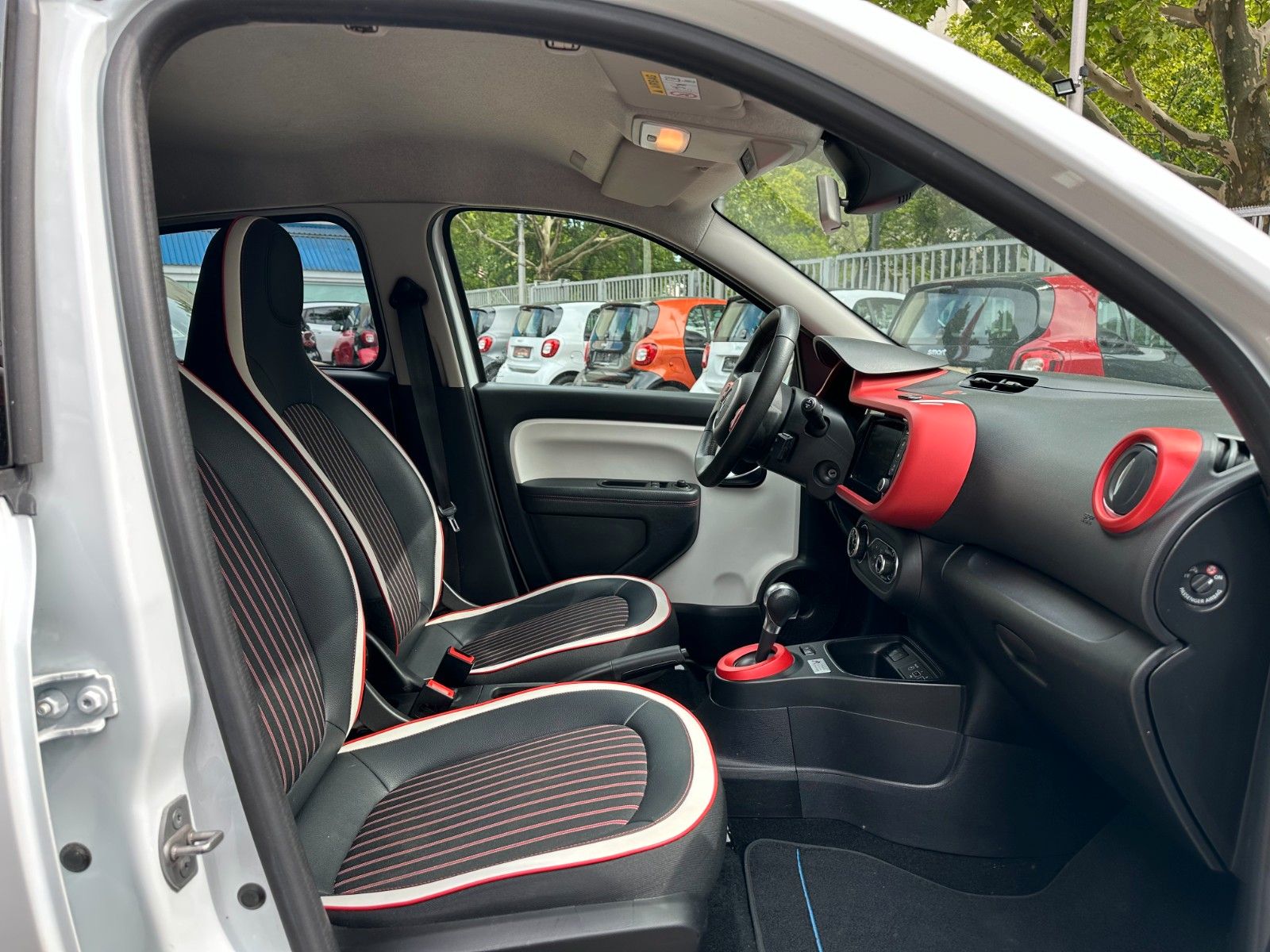 Renault Twingo TCe90 - Samsaru's Car Outlet