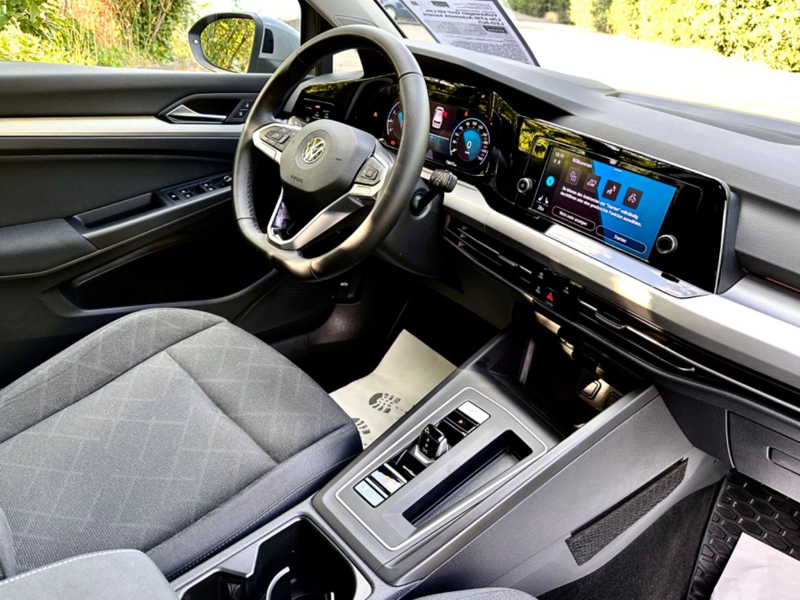 Volkswagen Golf VIII Lim.Life eTSI Automatik - Samsaru's Car Outlet