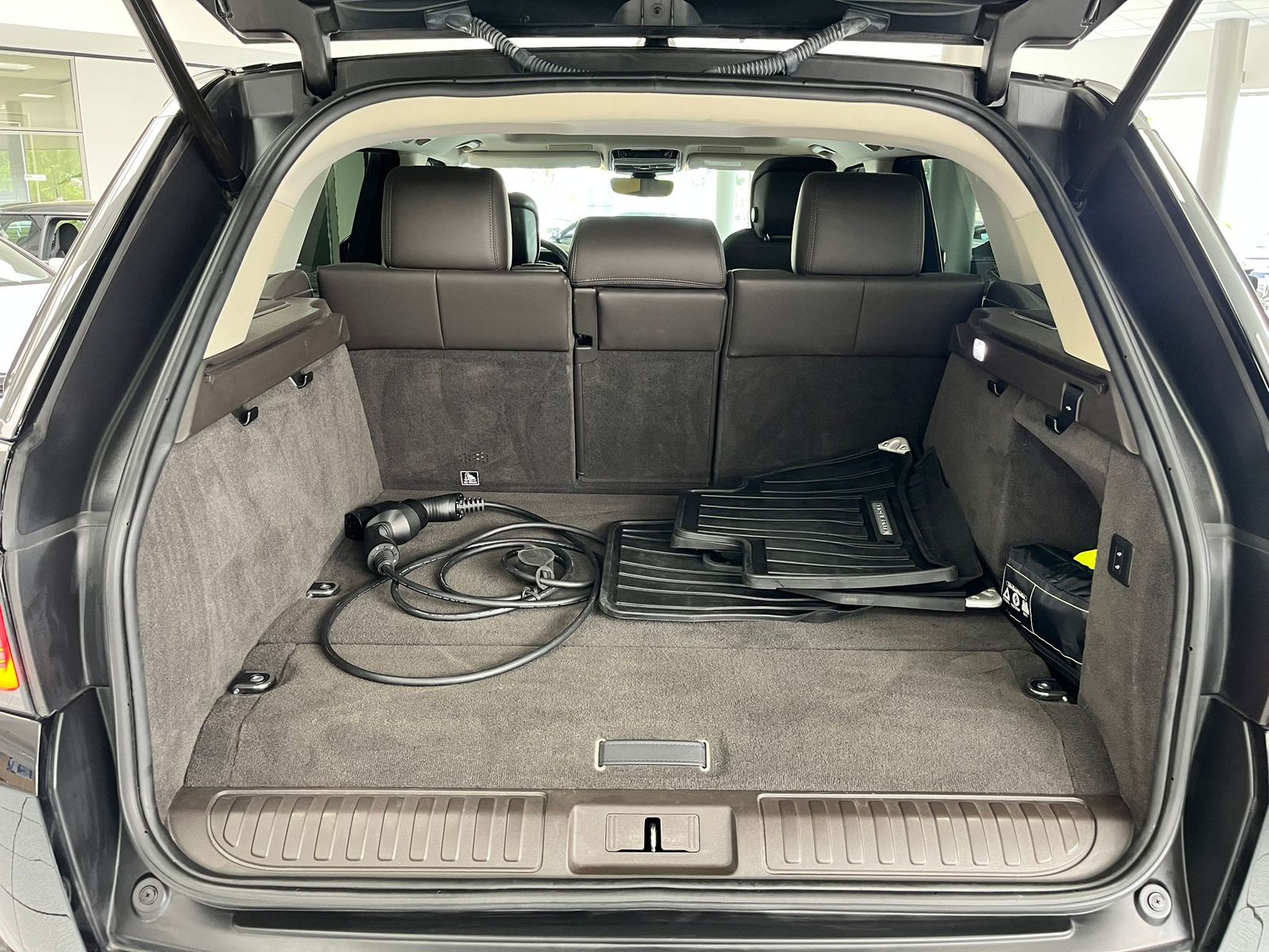 Range Rover Sport HSE P400e - Samsaru's Car Outlet