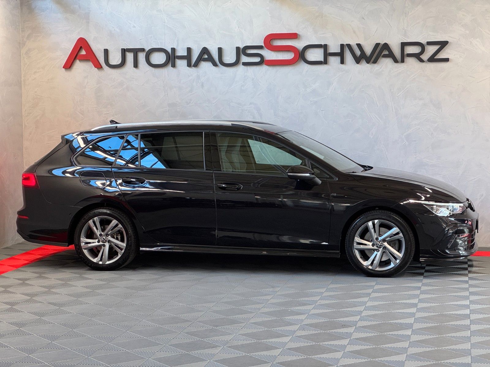 Volkswagen Golf VIII Variant R-Line - Samsaru's Car Outlet
