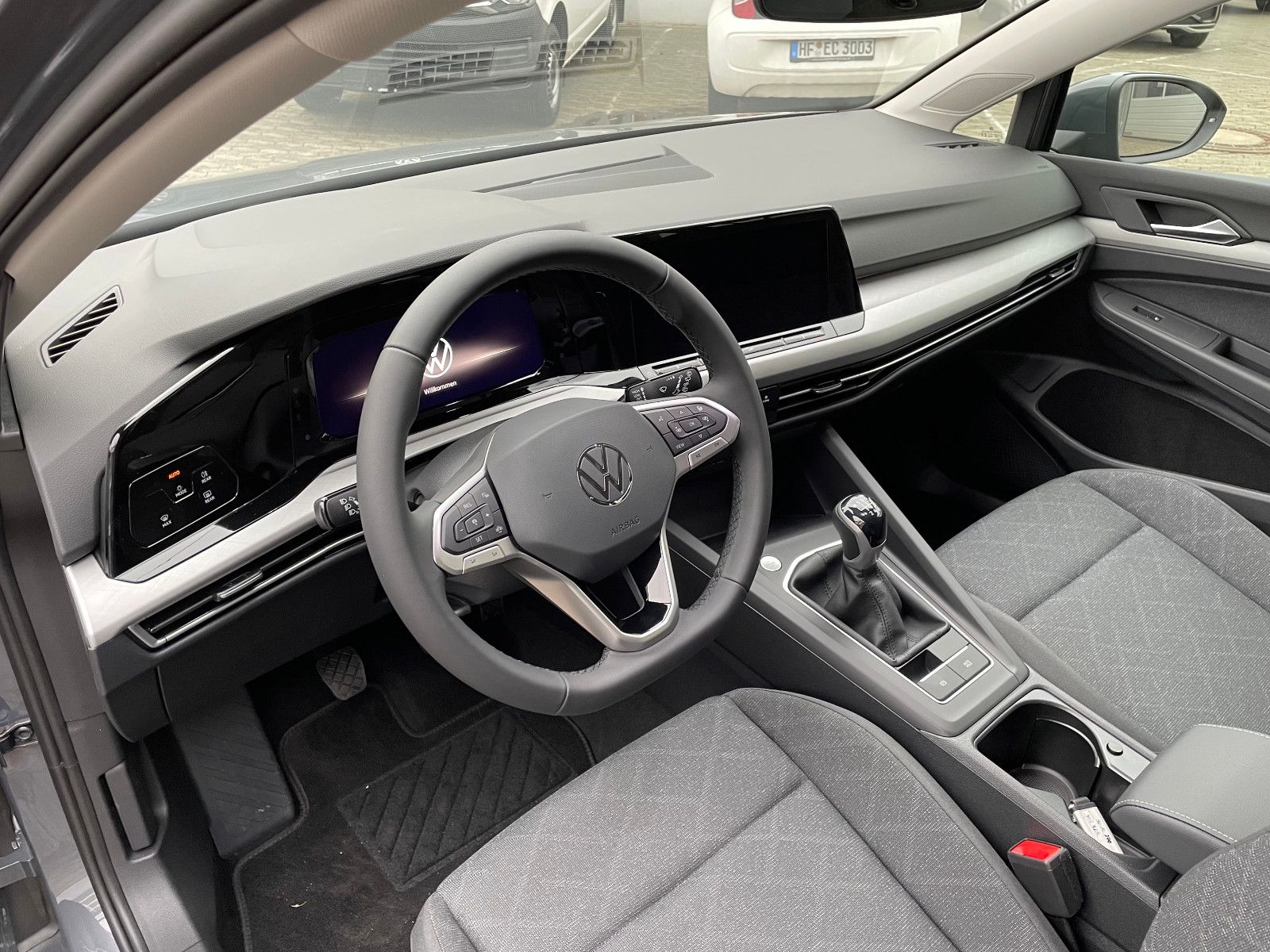 Volkswagen Golf VIII Variant 1.5 TSI Life - Samsaru's Car Outlet