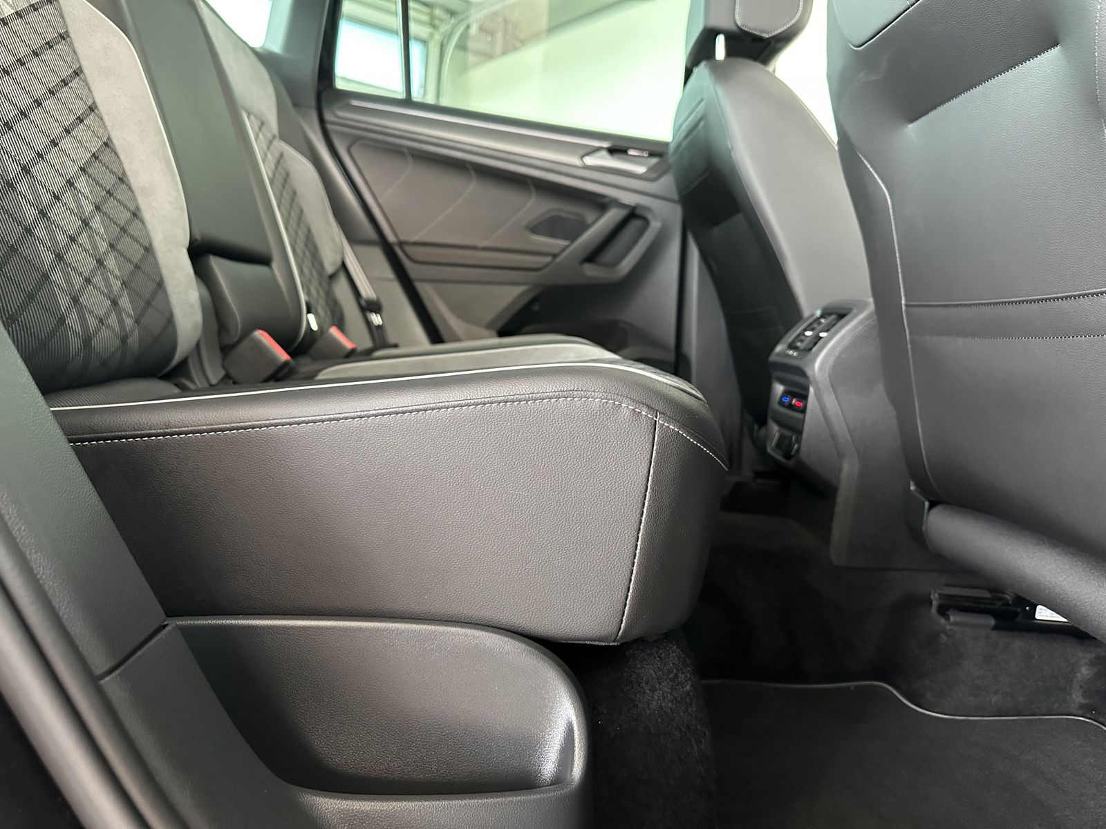 Volkswagen Tiguan R-Line 4M - Samsaru's Car Outlet