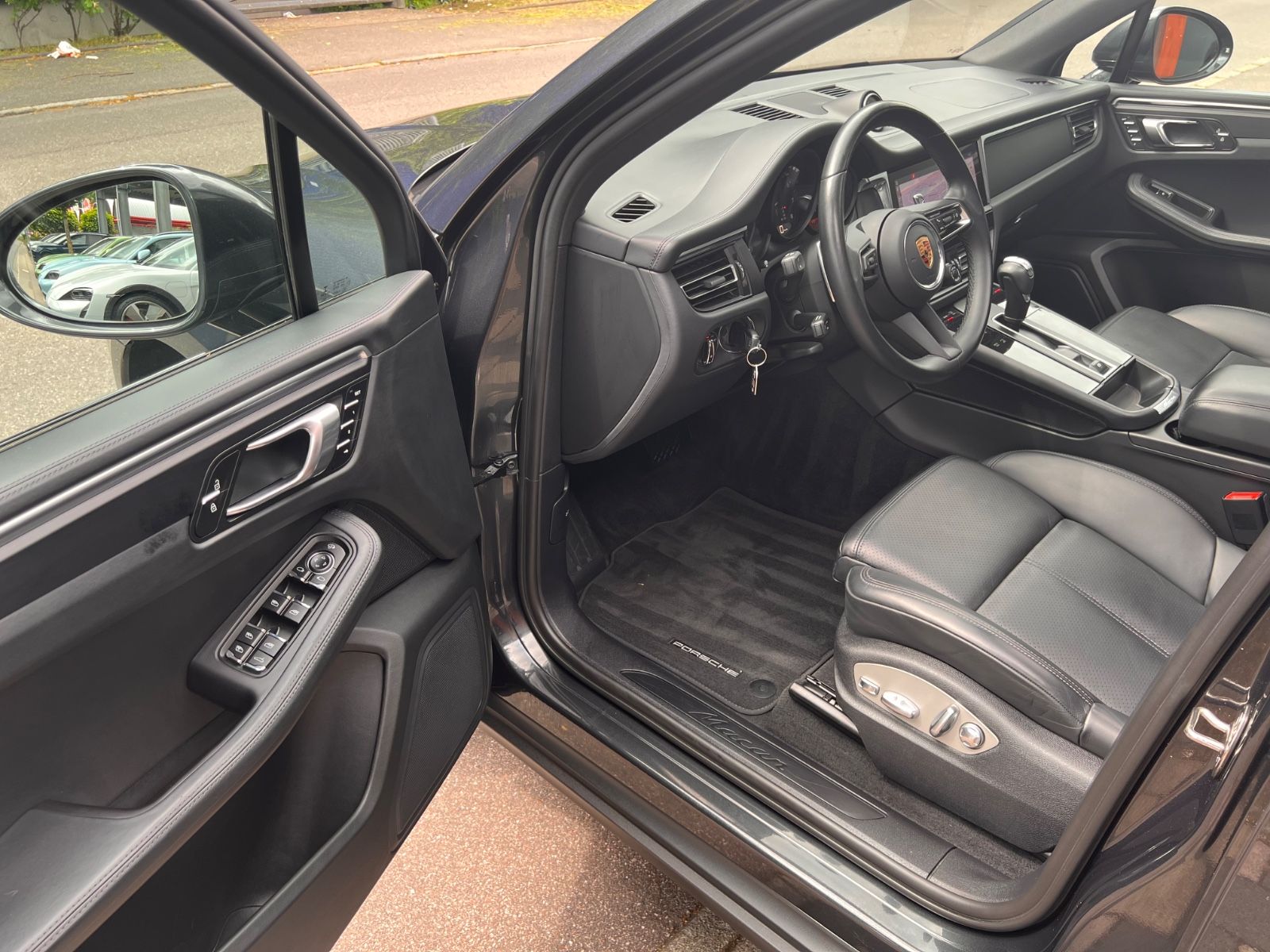 Porsche Macan III Exclusive - Samsaru's Car Outlet