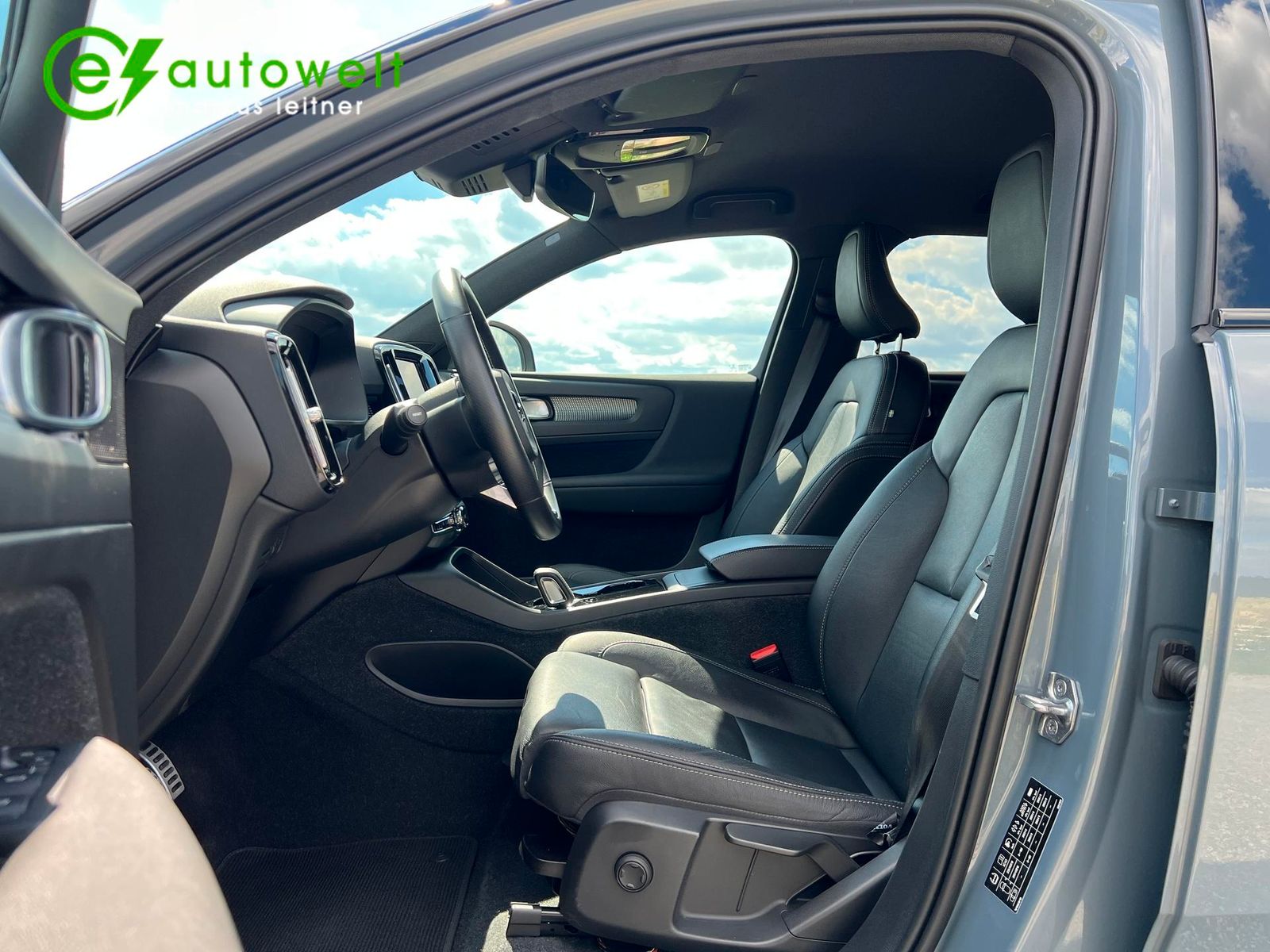 Volvo XC40 Recharge P8 AWD R-Design - Samsaru's Car Outlet