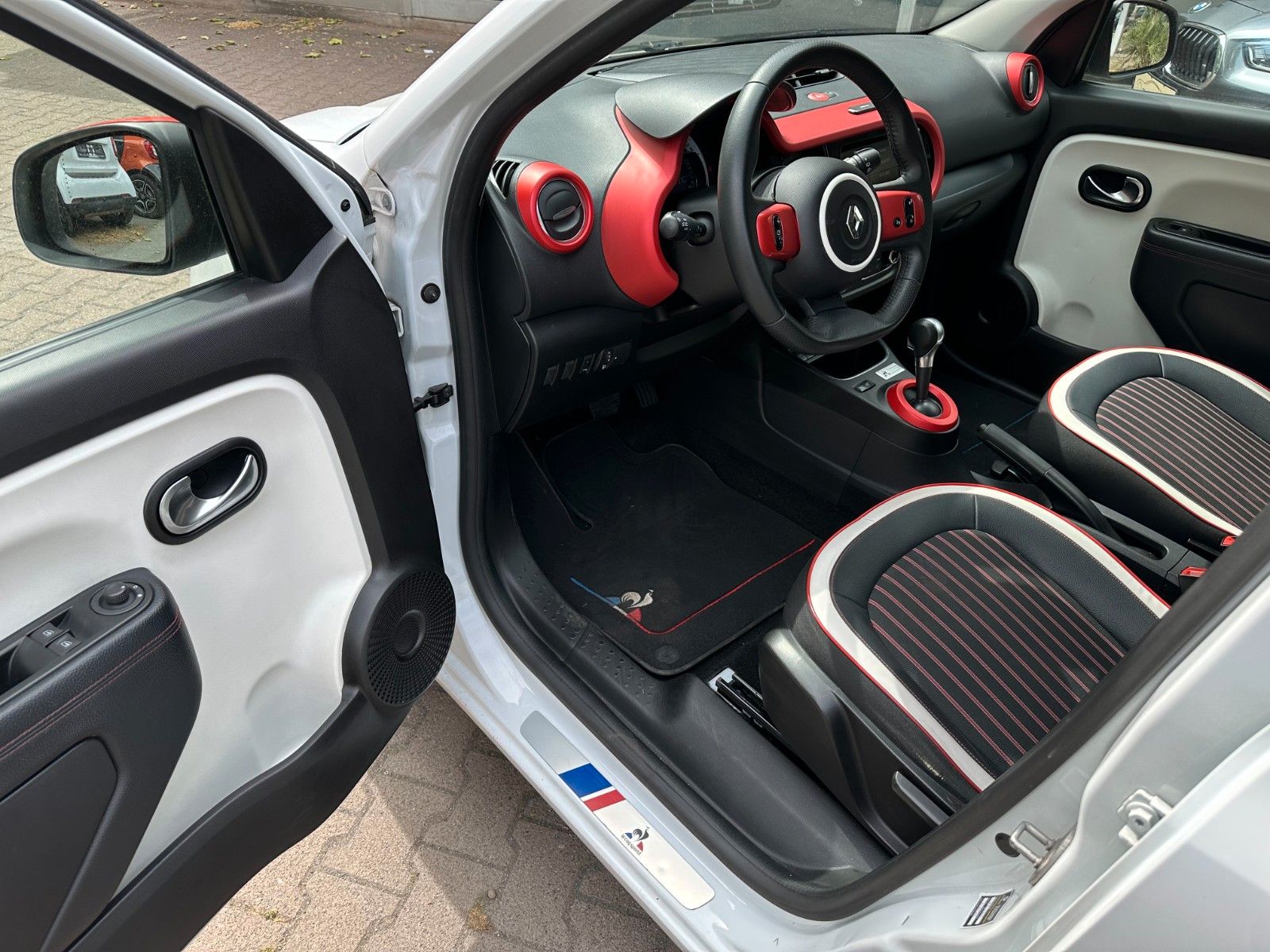 Renault Twingo TCe90 - Samsaru's Car Outlet