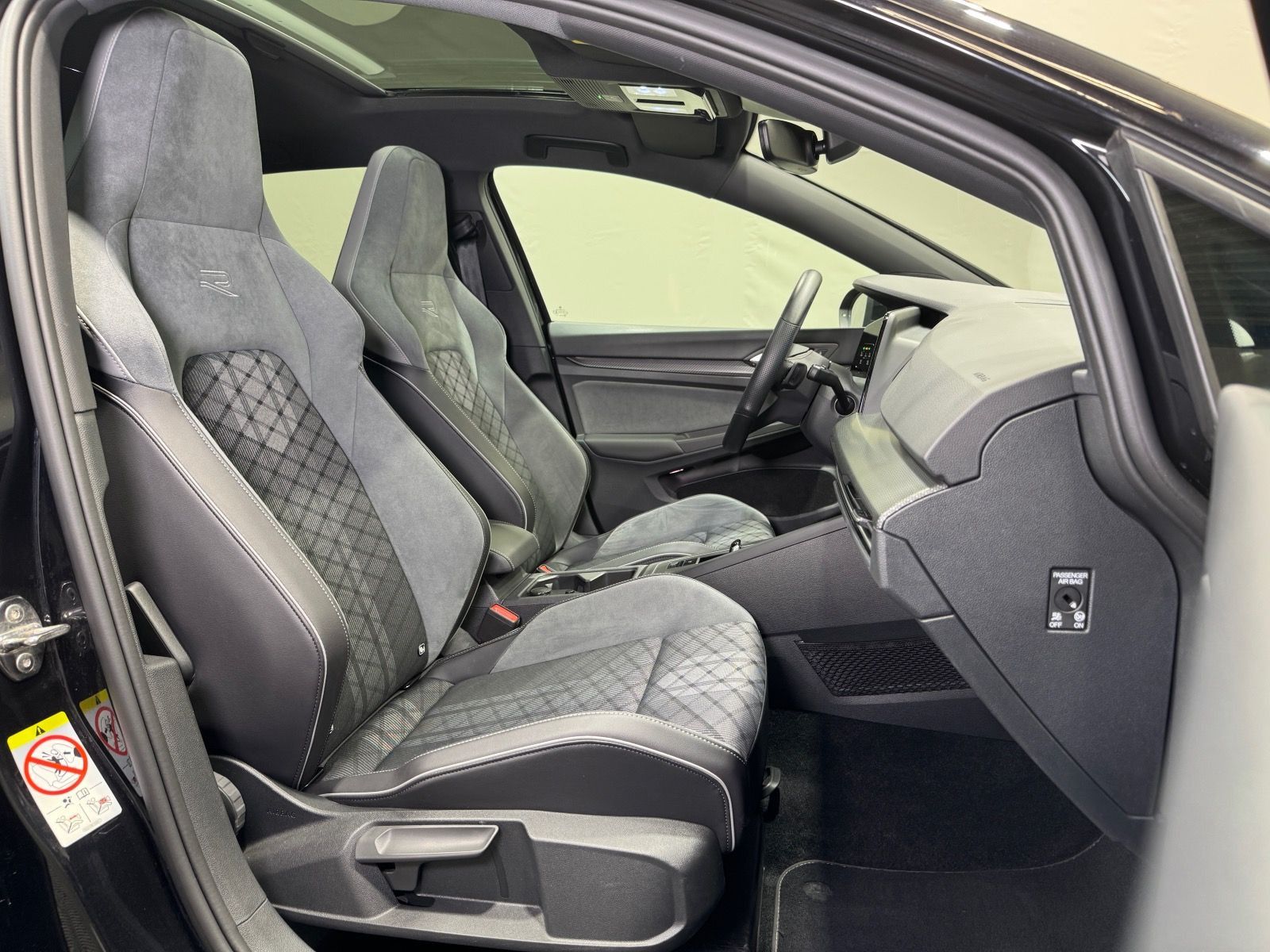 Volkswagen Golf R-Line 1.5 eTSI DSG - Samsaru's Car Outlet