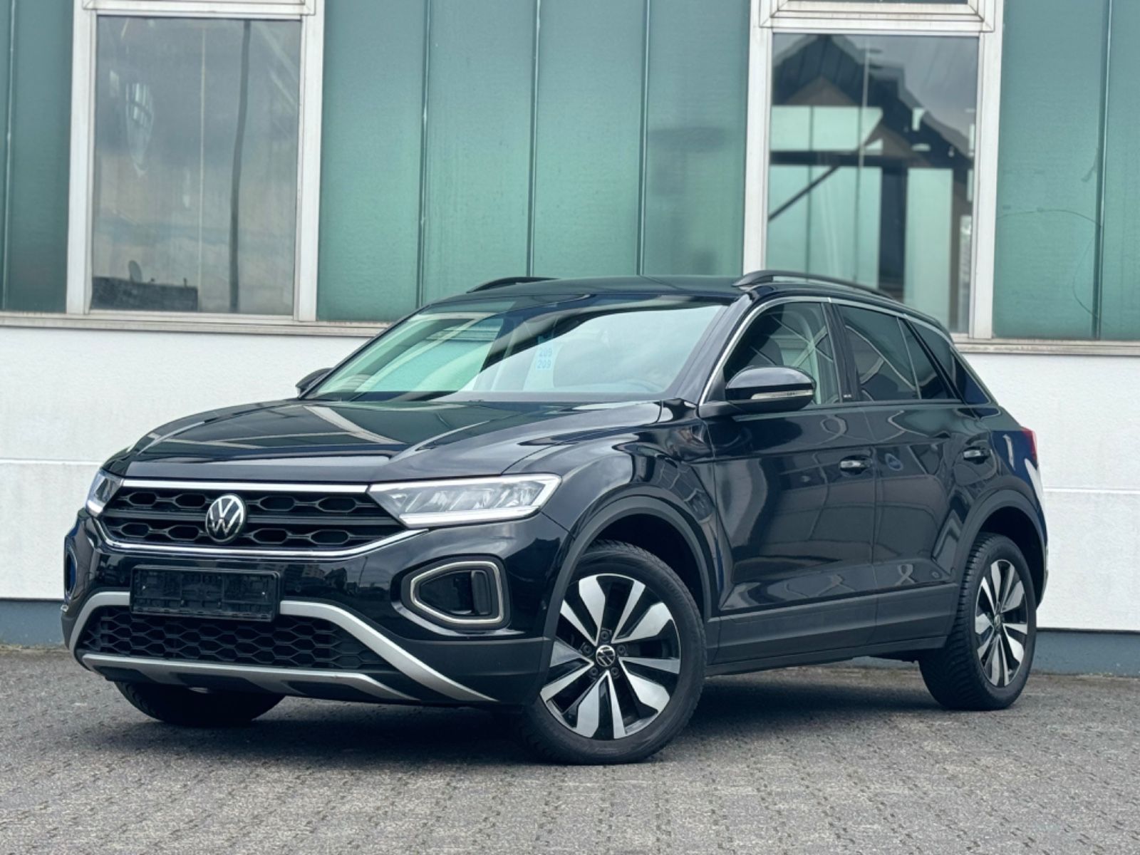 Volkswagen T-Roc Move - Samsaru's Car Outlet