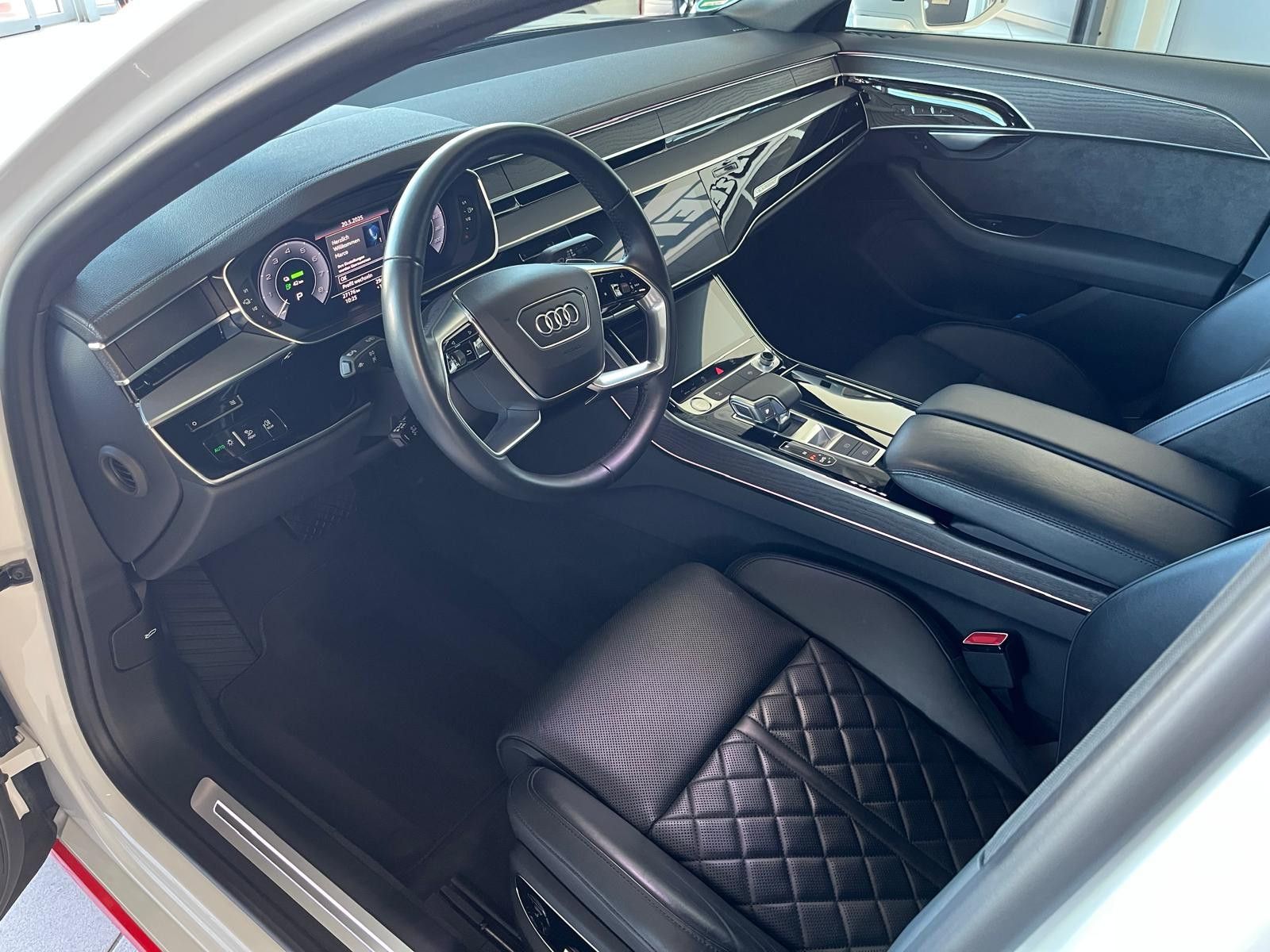 Audi A8 60 TFSI e quattro - Samsaru's Car Outlet