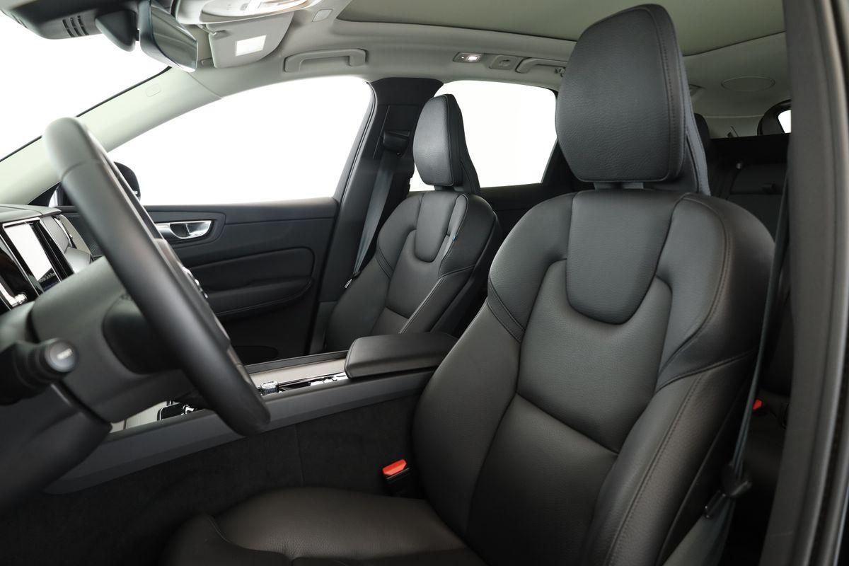 Volvo XC60 B4 AWD Plus Dark LED Pano ACC Kam 21" AHK