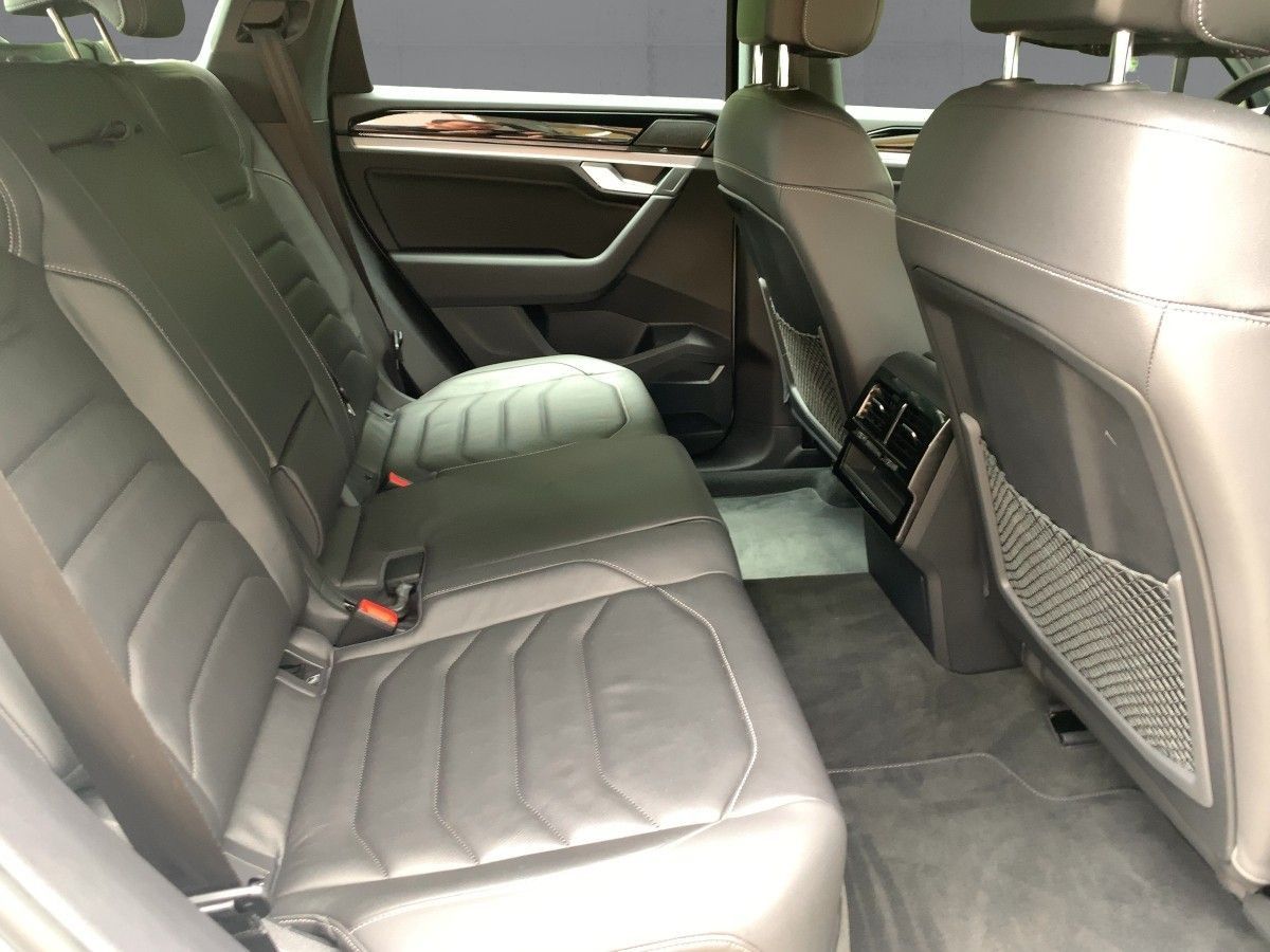 Volkswagen Touareg 3.0 TDI 4M R-LINE - Samsaru's Car Outlet