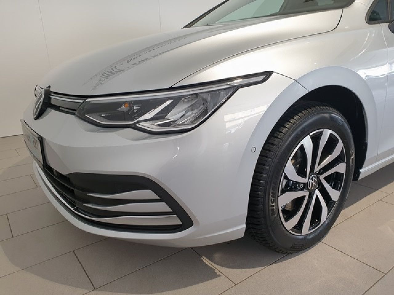 Volkswagen Golf 1.5 eTSI Active DSG - Samsaru's Car Outlet