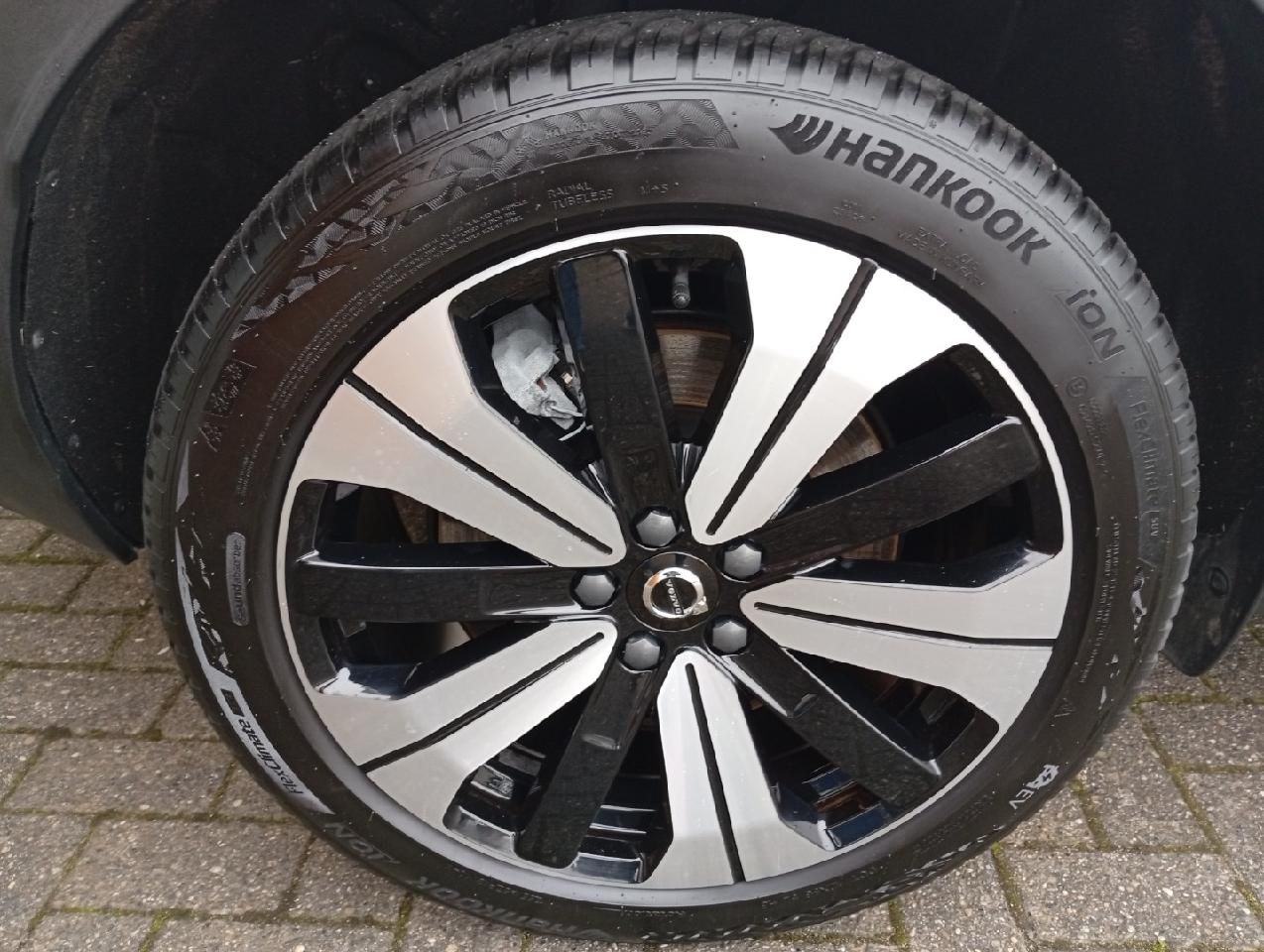 Volvo XC40 Twin Core Pure Electric AWD/AHK/GJR/Wärmepu