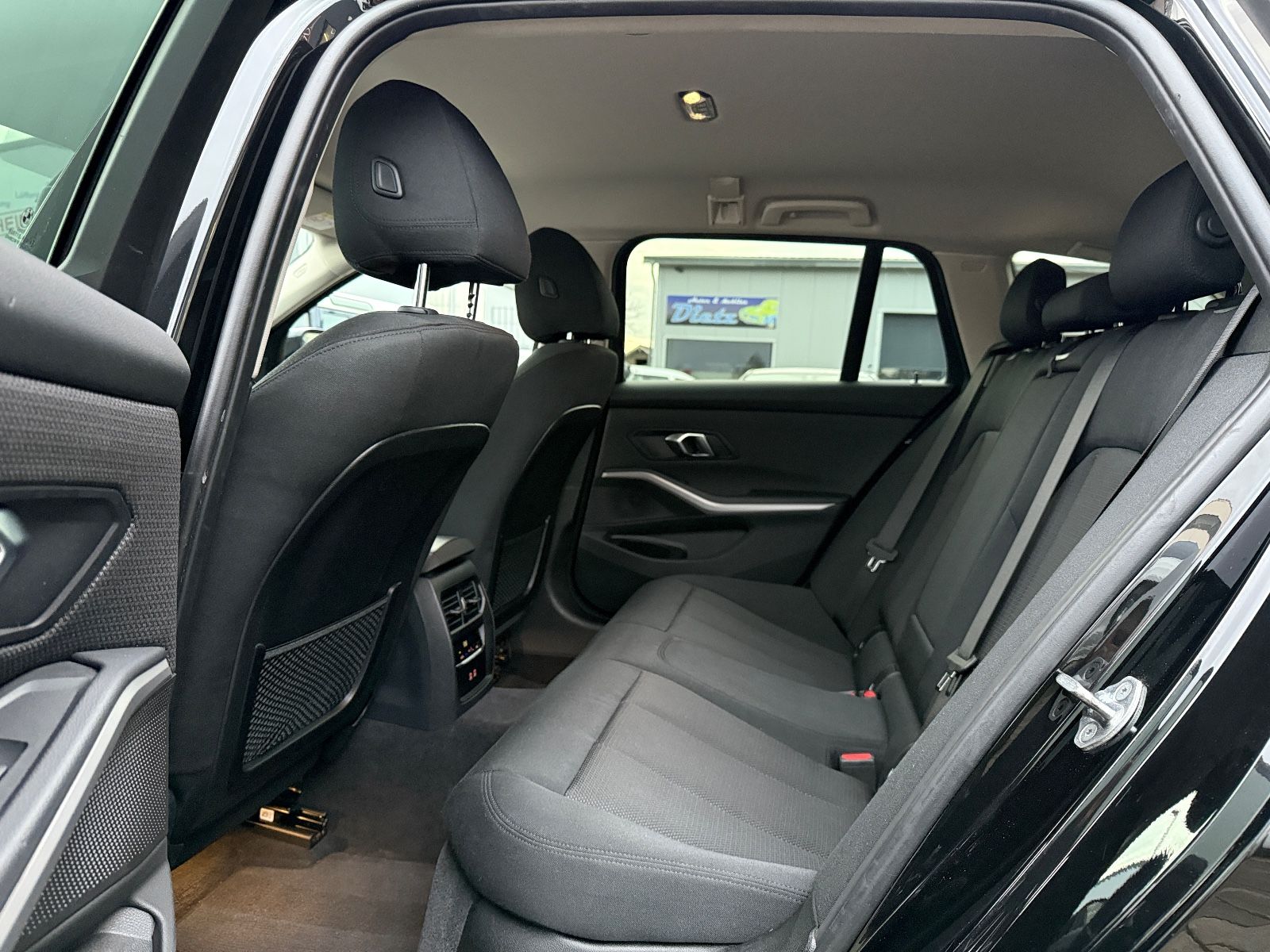BMW 320 d xDrive - Samsaru's Car Outlet