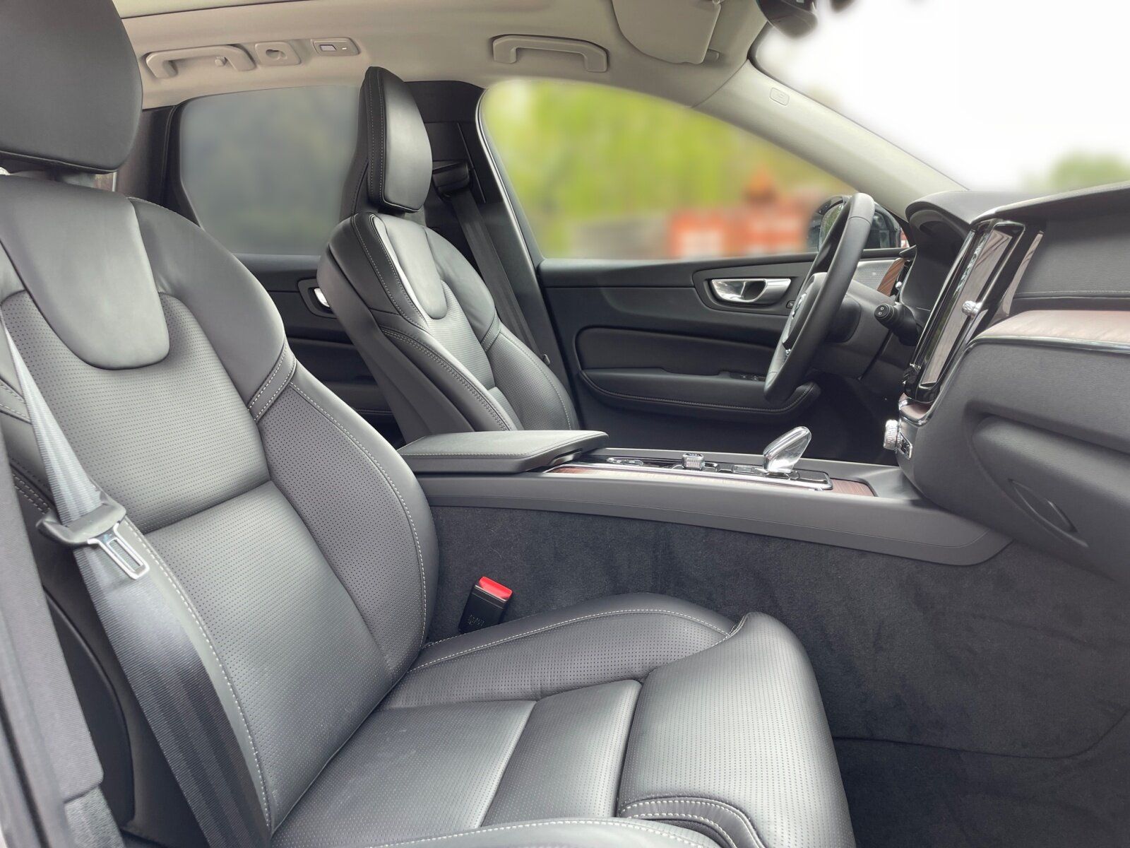 Volvo XC60 B5 Benzin AWD Ultimate Dark SHD+AHK+ALA