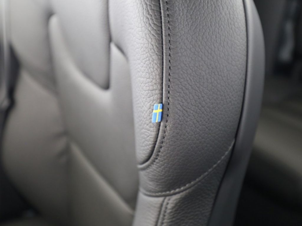 Volvo S60 Lim. B4 Plus Dark PANO NAVI STNDHZ HARMANN K