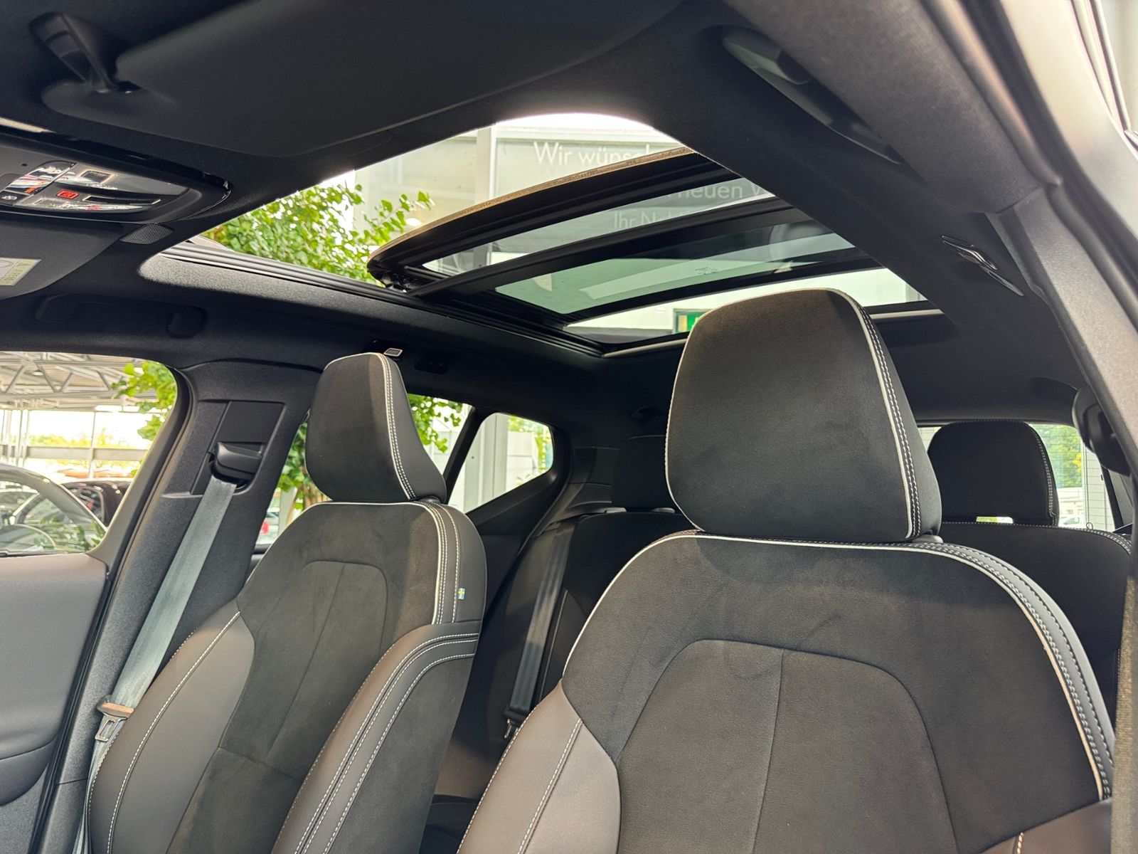 Volvo XC40 Plus Dark 2WD NAVI LED AHK PANO