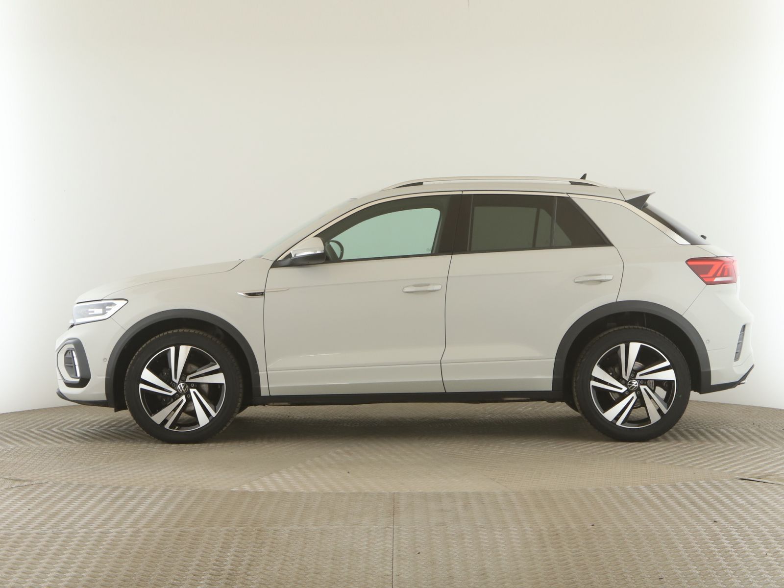 Volkswagen T-Roc 1.5 TSI R-Line - Samsaru's Car Outlet