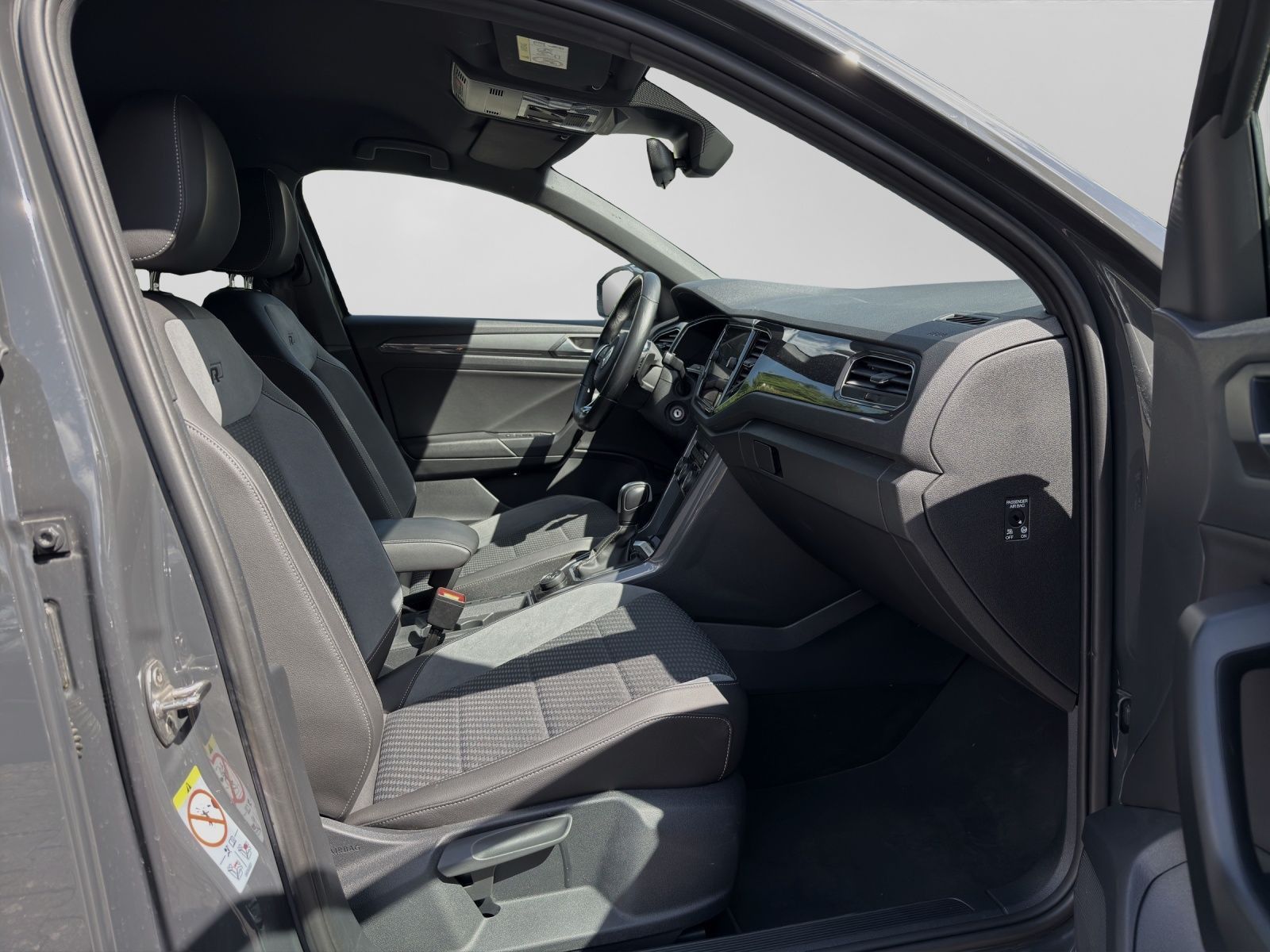 Volkswagen T-Roc TSI DSG 4M R-LINE - Samsaru's Car Outlet