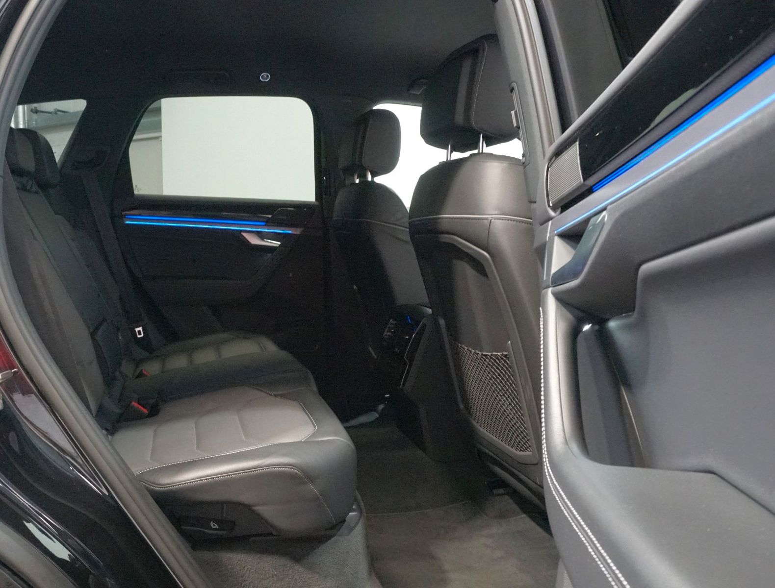 Volkswagen Touareg R-Line 4Motion 3.0 TDI - Samsaru's Car Outlet