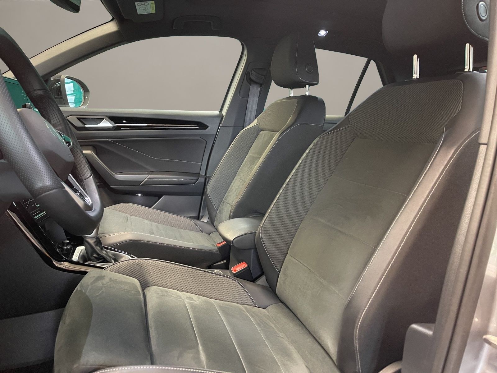 Volkswagen T-Roc 2.0 TDI 4Motion R-Line - Samsaru's Car Outlet