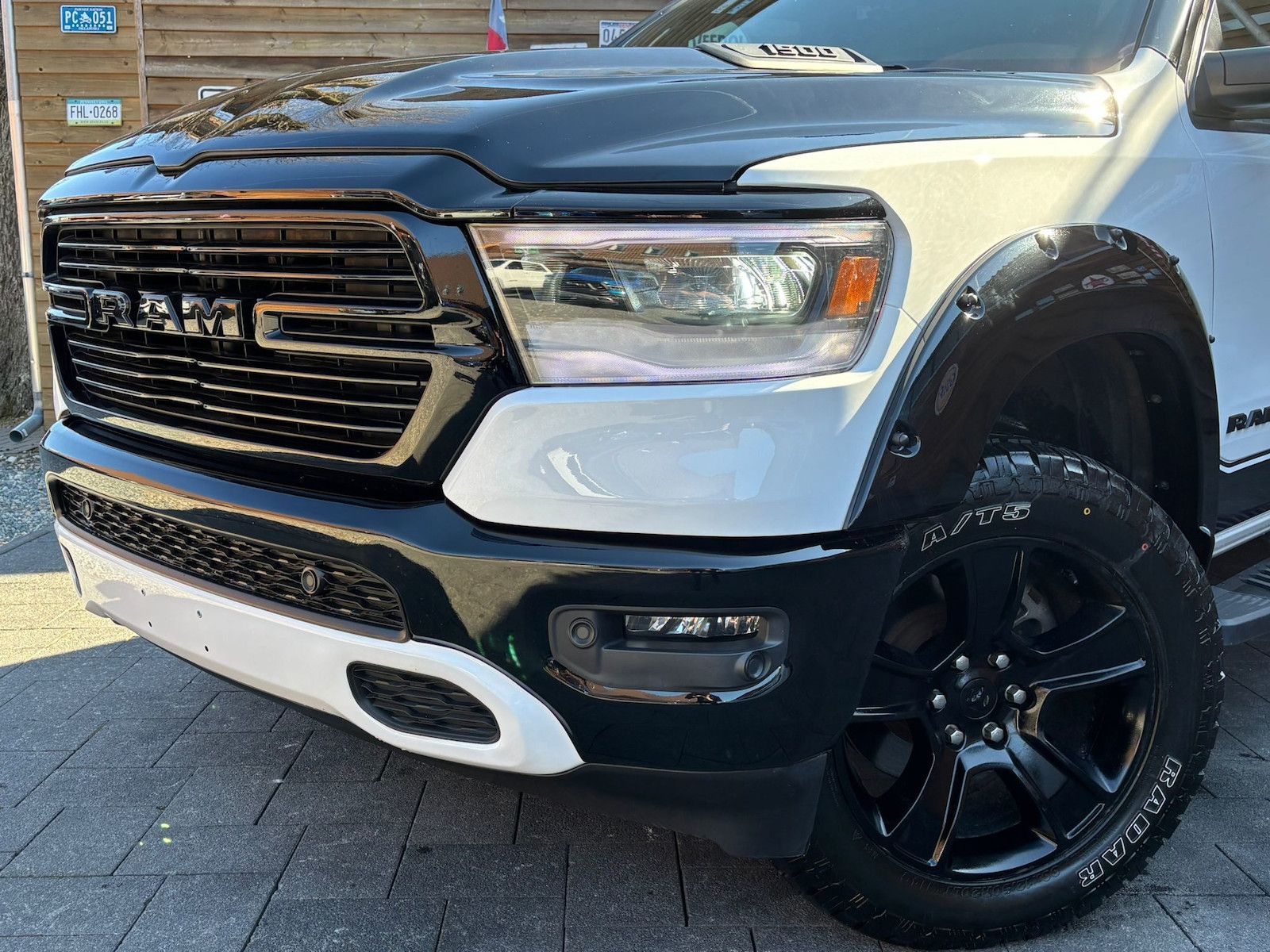 Dodge RAM 1500 Laramie 5.7L 12Zoll Display 4x4 LPG AHK