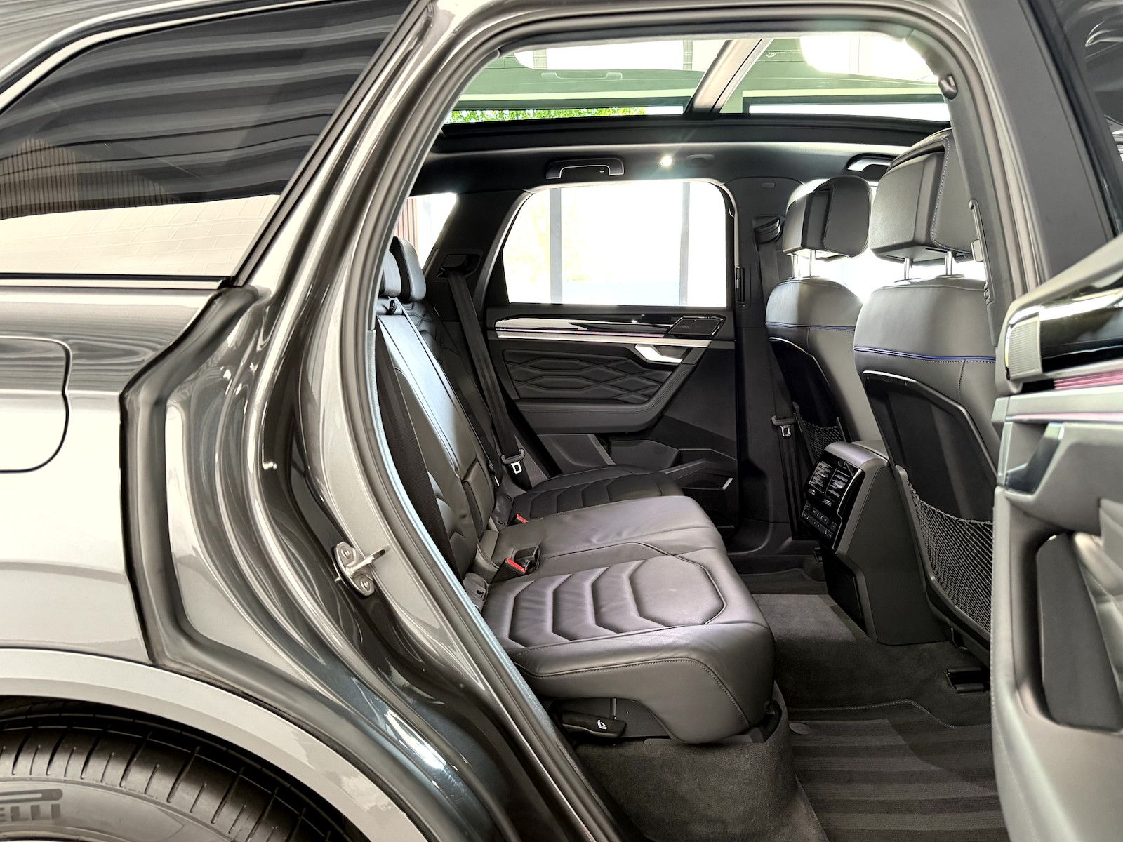 Volkswagen Touareg R 3.0TSI*BlackStyle*Pano*AHK*HUD*IQ*