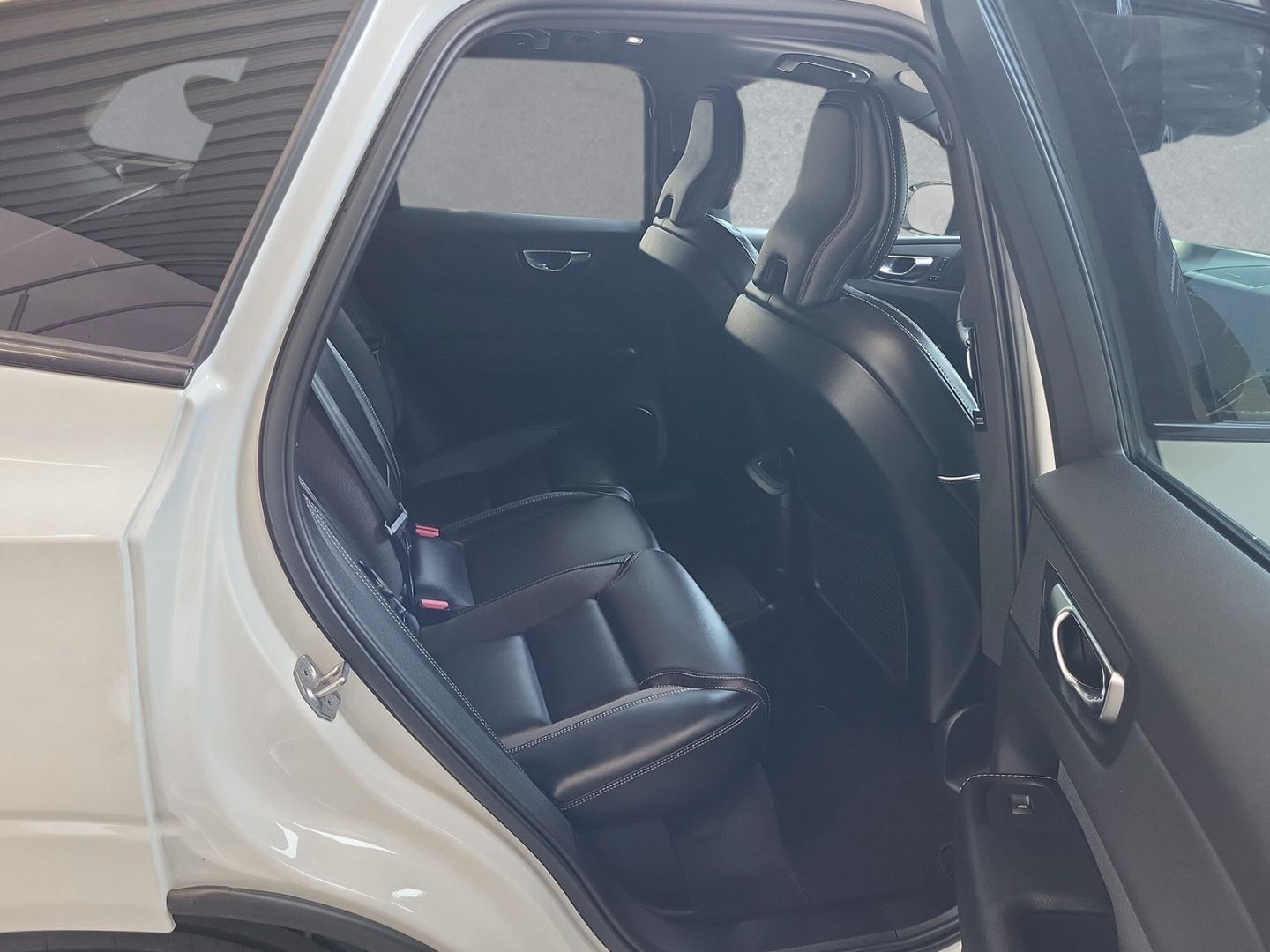 Volvo XC60 R Design Recharge Plug-In Hybrid AWD - Samsaru's Car Outlet