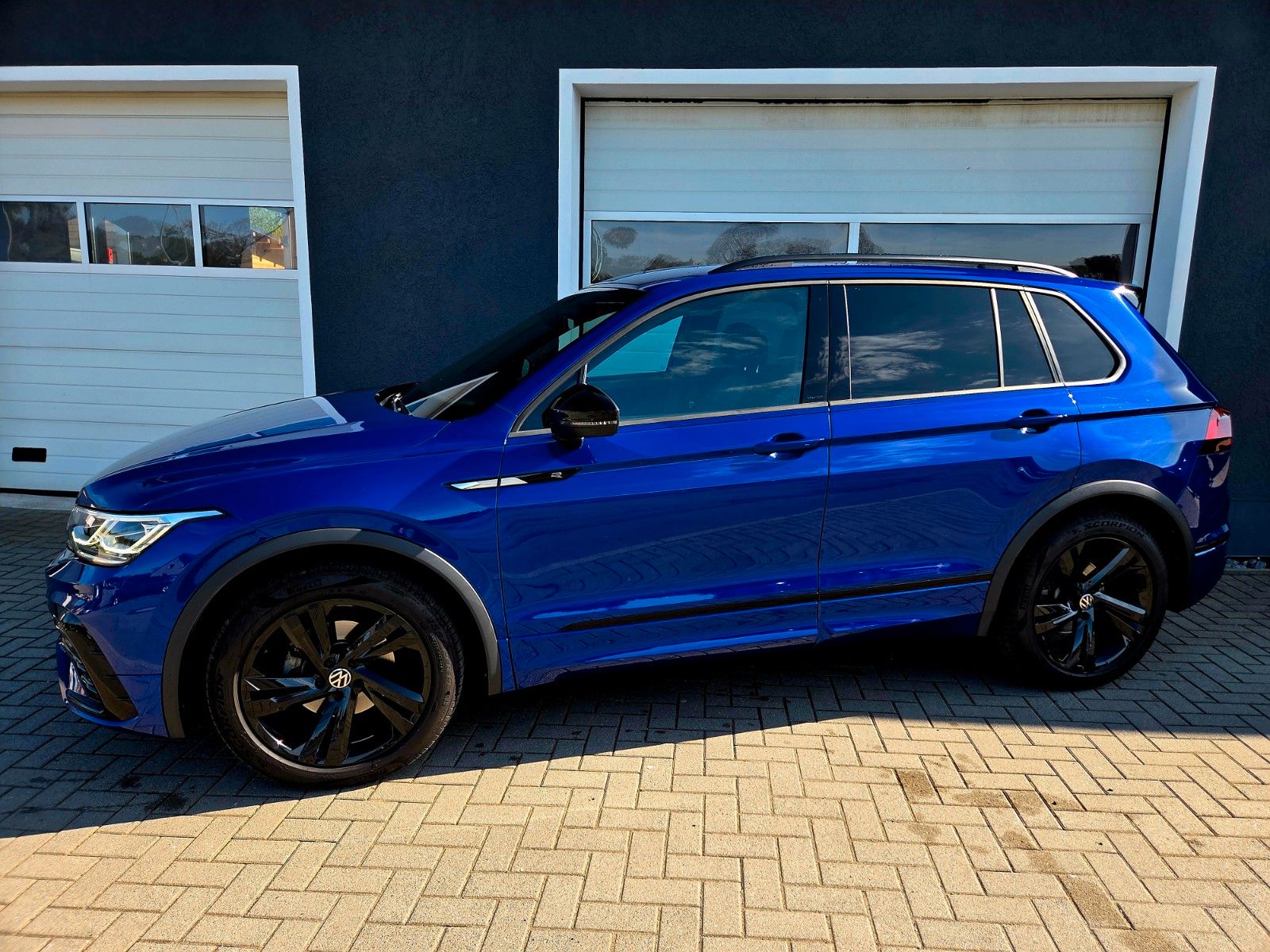Volkswagen TIGUAN R-LINE Black - Samsaru's Car Outlet