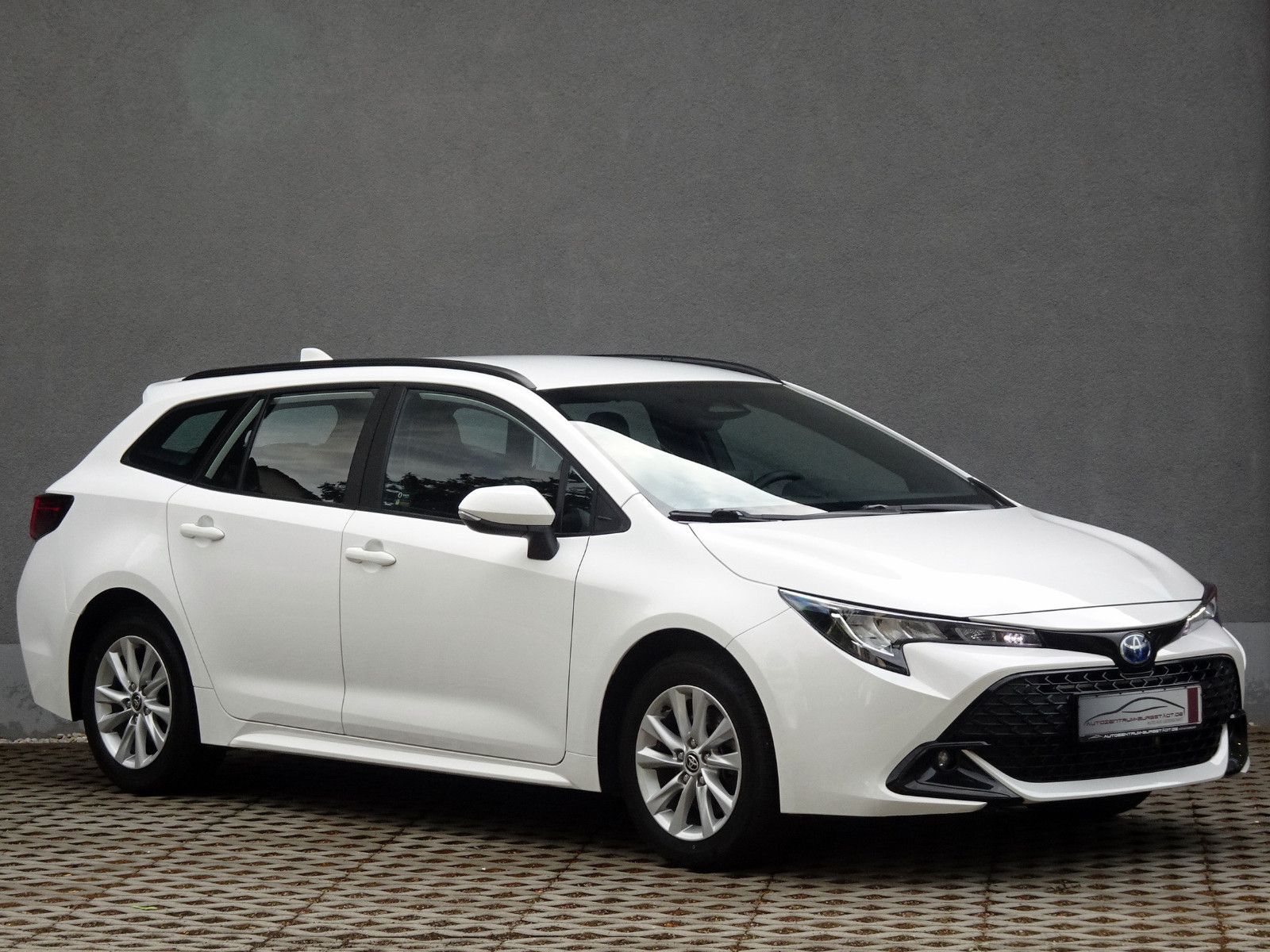 Toyota Corolla Touring Sports 2.0 Hybrid Business - Samsaru's Car Outlet