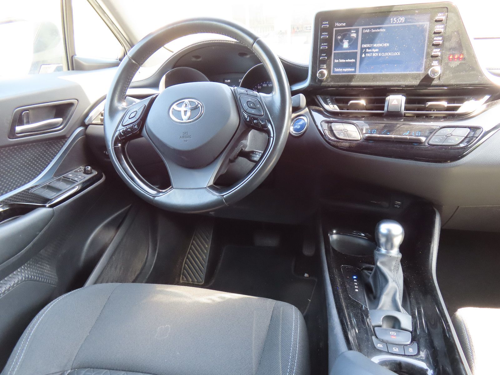Toyota C-HR 1.8 Hybrid Style - Samsaru's Car Outlet